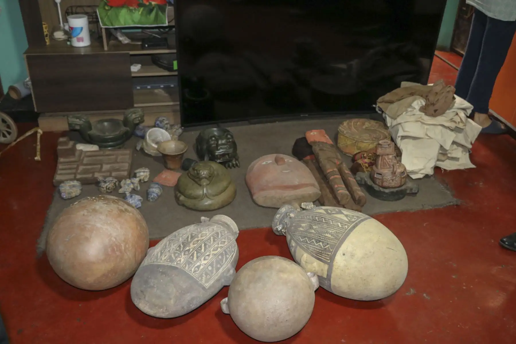Entre los bienes recuperados, destacan los cuatro cántaros de cerámica y una botella escultórica de las culturas Chancay, Huaura y Chincha. Asimismo, bolsas de tela de la cultura Nasca y de estilos de la Costa Sur, además del batán de material lítico, un paño decorativo Nasca; así como paños pintados y esculturas de madera de la cultura Chancay.
Foto: ANDINA/MINCUL