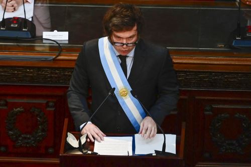 El presidente de Argentina, Javier Milei, pronuncia su discurso al inicio de las sesiones ordinarias este viernes, en la Cámara de Diputados, en Buenos Aires. Foto: EFE