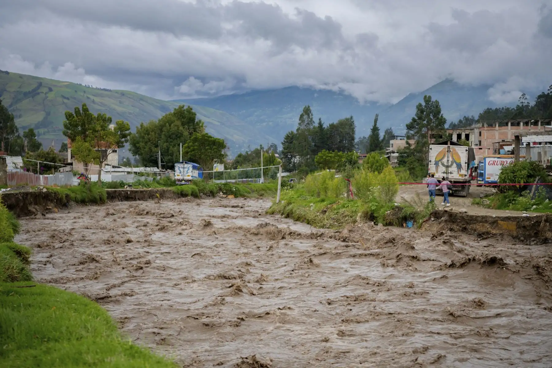 El desborde del río Chumbao, en la provincia de Andahuaylas, región Apurímac, dejó como saldo seis personas fallecidas e innumerables daños materiales a causa de las lluvias intensas que se registran en la zona.
Foto: ANDINA/Muni Andahuaylas
