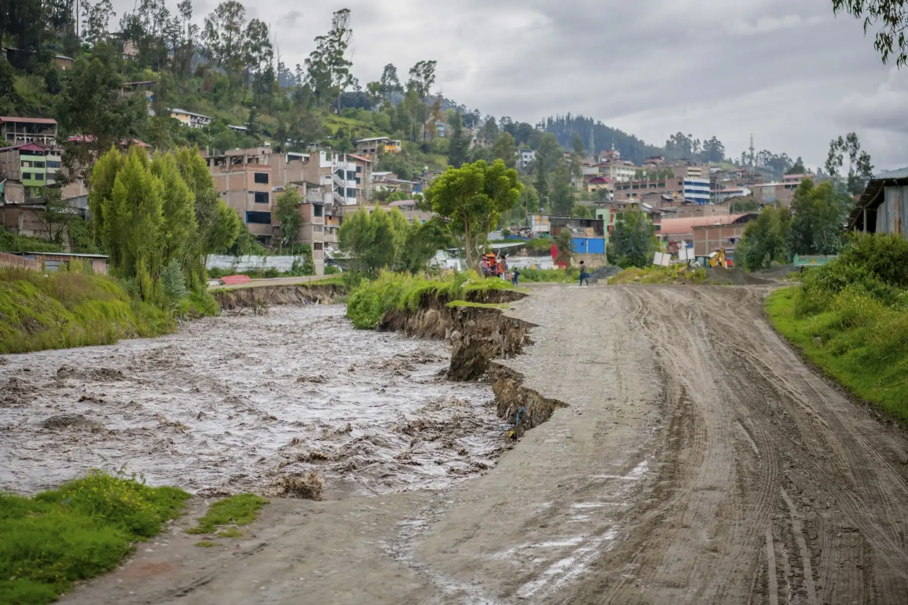 El desborde del río Chumbao, en la provincia de Andahuaylas, región Apurímac, dejó como saldo seis personas fallecidas e innumerables daños materiales a causa de las lluvias intensas que se registran en la zona.
Foto: ANDINA/Muni Andahuaylas