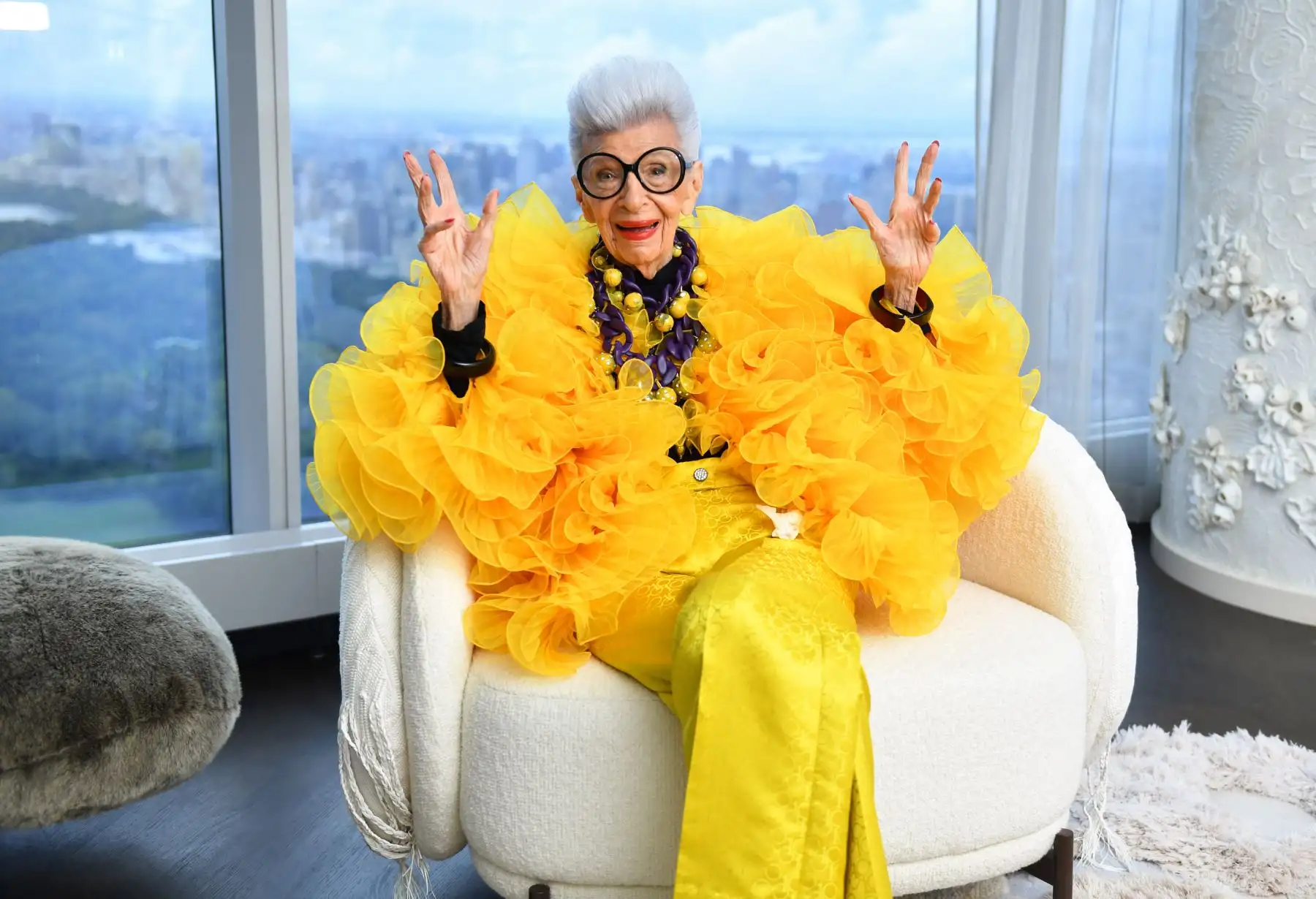 Iris Apfel posa para un retrato durante su fiesta de cumpleaños número 100 en la Torre Central Park el 9 de septiembre de 2021 en la ciudad de Nueva York.
Foto: AFP