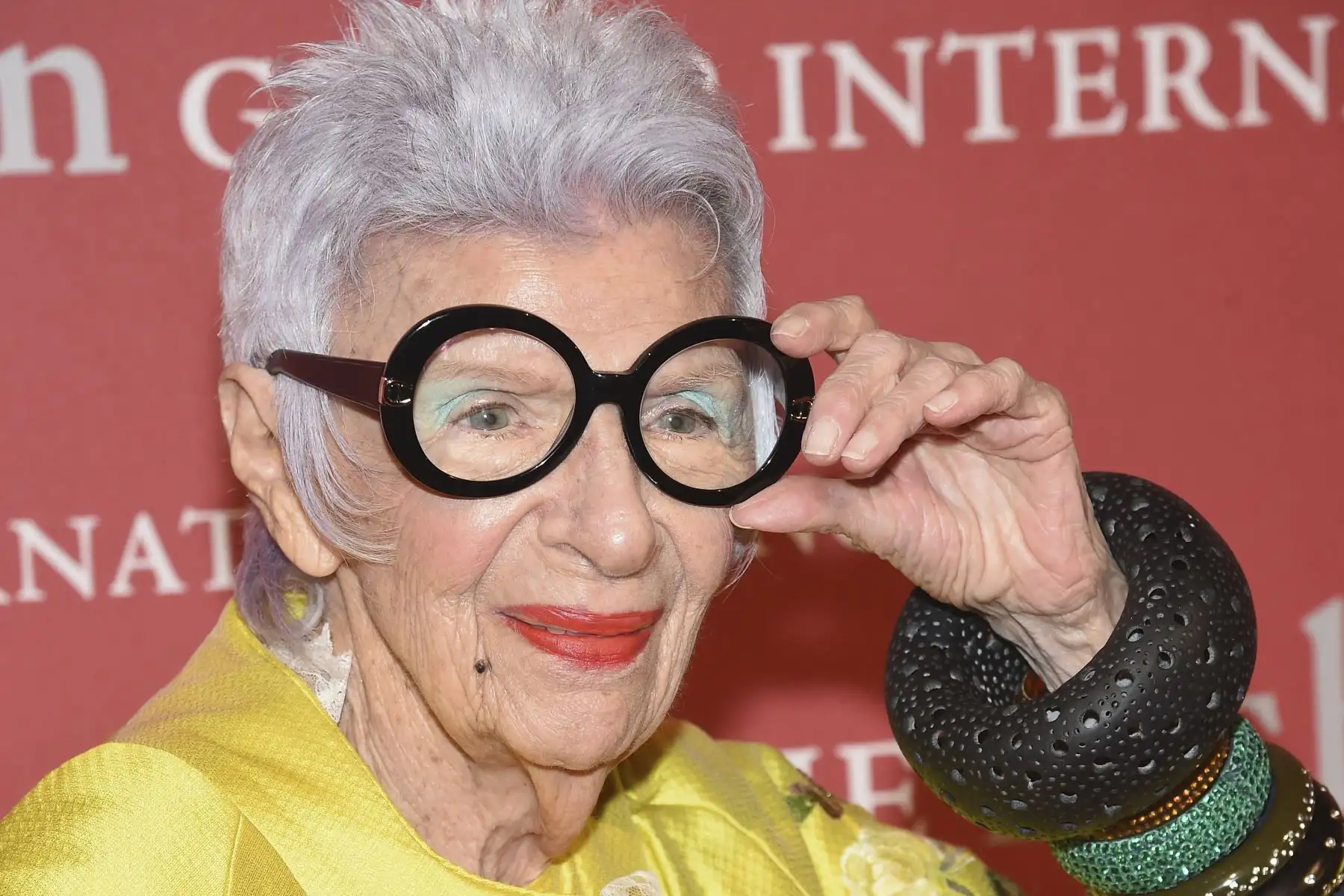 Iris Apfel asiste al desfile de Naeem Khan durante la Semana de la Moda de Nueva York: The Shows at The Arc, Skylight at Moynihan Station el 14 de septiembre de 2016 en la ciudad de Nueva York.
Foto: AFP