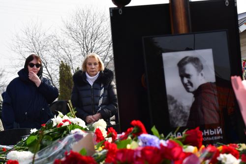 Lyudmila Navalnaya (la mujer con gafas), madre del difunto líder de la oposición rusa Alexei Navalny, acompañada por Alla, madre de la viuda de Navalny, Yulia, visita la tumba de su hijo en el cementerio Borisovo de Moscú el 2 de marzo de 2024, al día siguiente. Foto: AFP