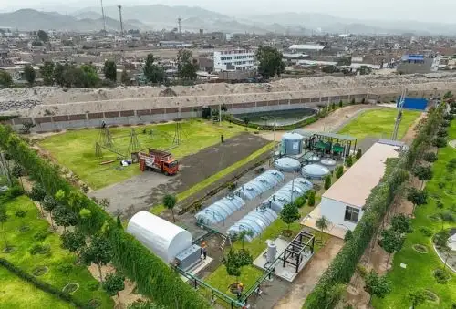 La nueva PTAR de Chilca está construida en un área de 4,470 metros cuadrados y fue diseñada con tecnología MBBR (Sistema de tratamiento por biorreactores de lecho móvil), cumpliendo con altos estándares de calidad en el tratamiento de las aguas servidas, reduciendo los niveles de contaminación, mejorando la salud pública y la calidad de vida de la población.