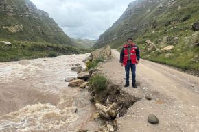 Las lluvias que se registraron en los últimos días en la zona altoandina de la provincia de Yauli, en la región Junín, han provocado el incremento del caudal del río Huayhuay en La Oroya, y como consecuencia de ello parte de la carretera de penetración hacia este distrito fue erosionada por la fuerza del agua.