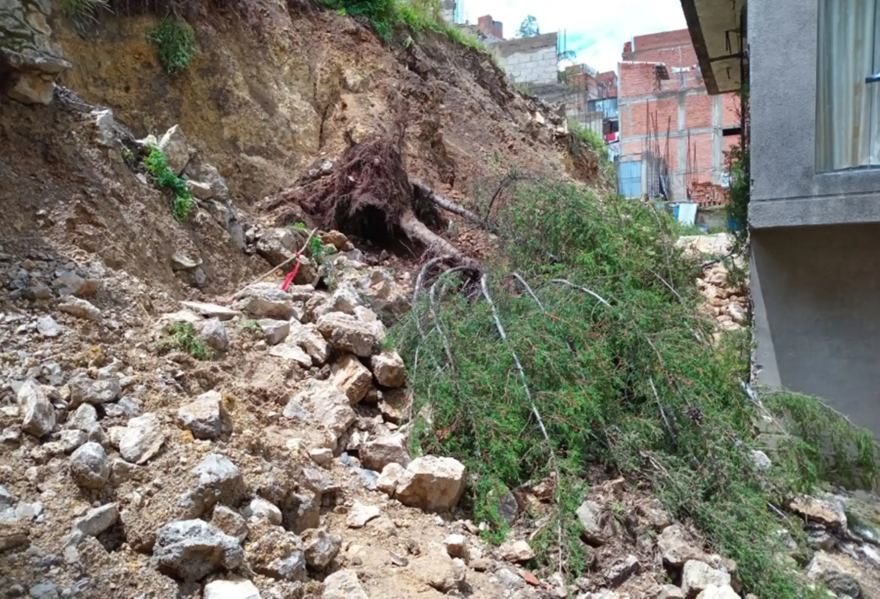 Lluvias y granizo afectan viviendas y provocan deslizamientos de tierra en Puno.