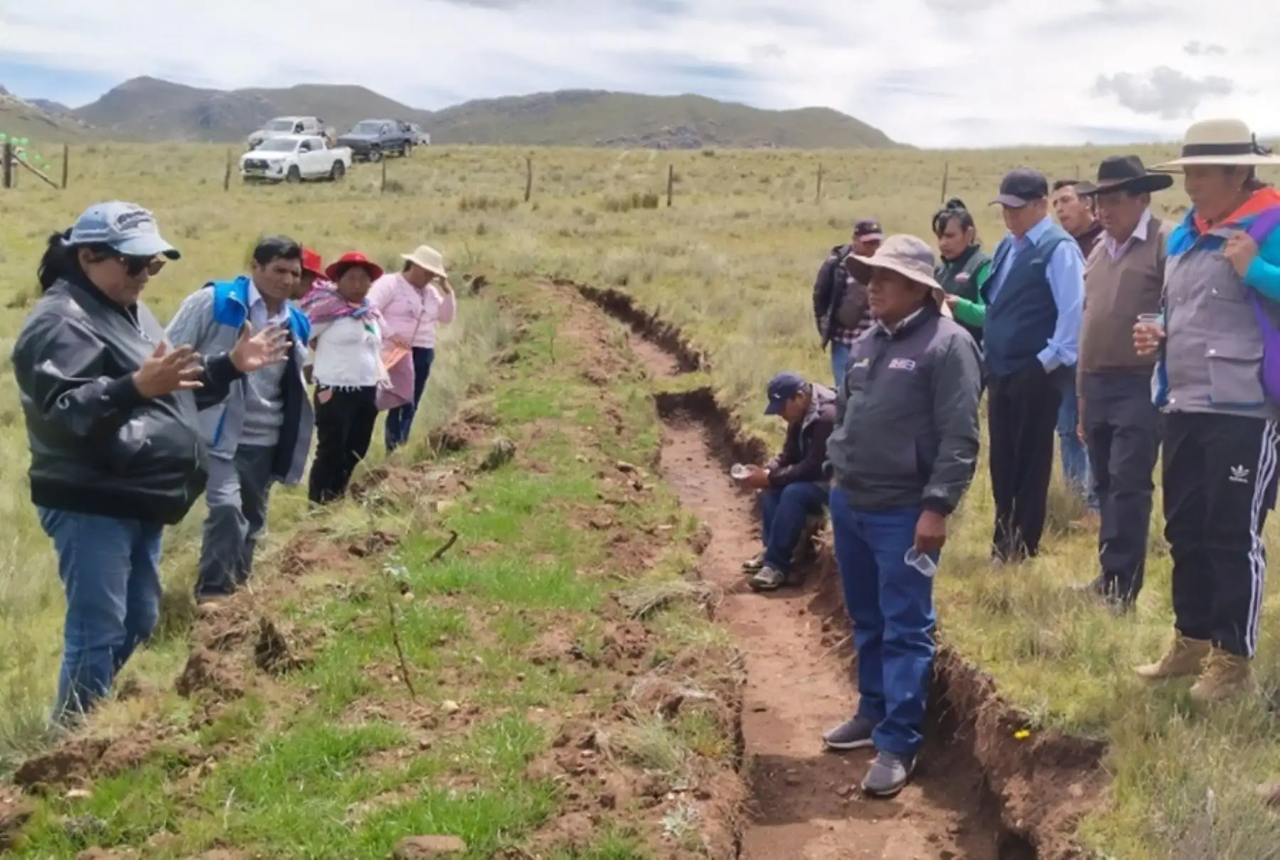 Con una inversión de 1 millón 439 mil 976 soles, Agro Rural, unidad ejecutora del Ministerio de Desarrollo Agrario y Riego (Midagri), recuperó un total de 600 hectáreas de praderas nativas para facilitar la infiltración del agua de lluvia en el subsuelo, incrementar los manantiales y mejorar la capacidad productiva agropecuaria de 417 productores de cinco provincias de la región Junín.