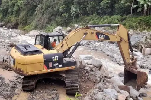 Ante las recientes lluvias intensas registradas en la localidad de Canchaque, las autoridades regionales iniciaron los trabajos de emergencia utilizando maquinaria pesada para el encauzamiento de la quebrada Limón, con el objetivo de salvaguardar el muro de contención en construcción en la zona y prevenir posibles colapsos que puedan afectar a la comunidad vecina.