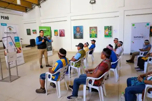 Más de 49 mil pobladores de cinco comunidades nativas ubicadas en la provincia de Atalaya, en la región Ucayali, serán beneficiadas con la protección jurídica de sus tierras ancestrales y derechos, luego que sus principales apus y líderes sean capacitados por la Sunarp, a través de la Zona Registral N° VI – Sede Pucallpa, en materias registrales de su especial interés.