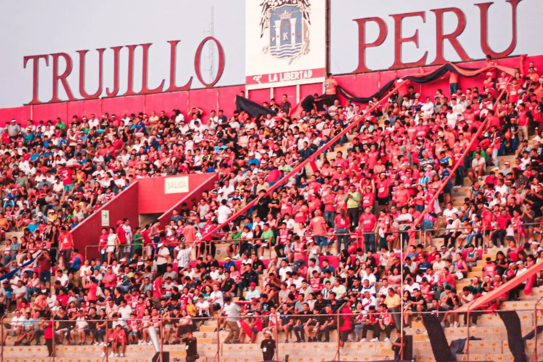 Paolo Guerrero realiza su primera aparición oficial con la Universidad César Vallejo al enfrentarse al Cusco FC en el Estadio Mansiche de Trujillo en el marco de la sexta jornada del Torneo Apertura de la Liga 1 .
Foto: Liga 1