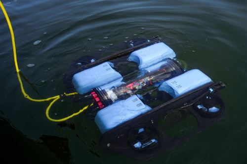 Tradicionalmente, el monitoreo de ecosistemas acuáticos lo realiza una persona en un bote o sumergiéndose. El robot permite hacer esta tarea de manera más segura, con más frecuencia y, a través de los sensores.