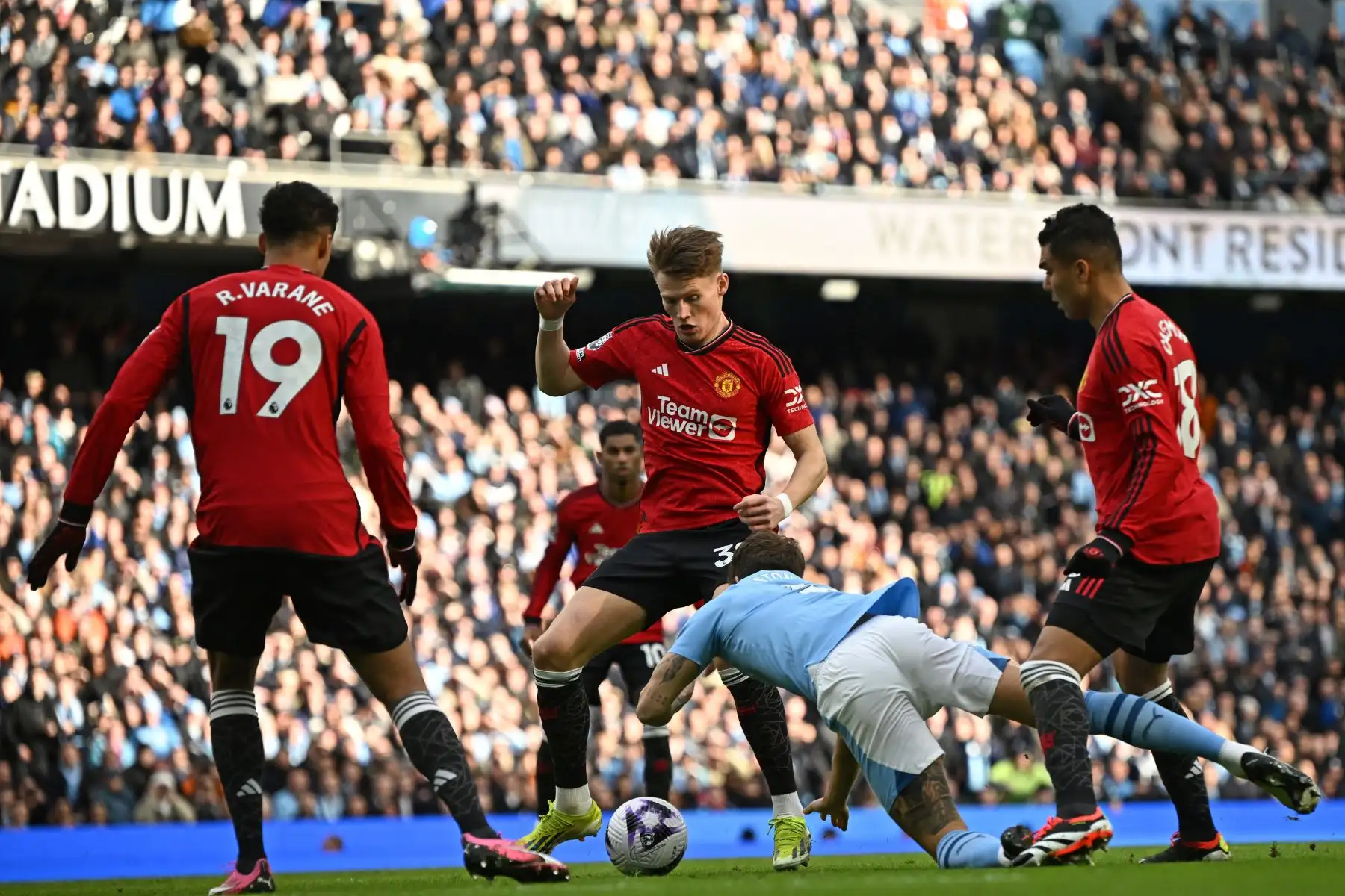 El defensor inglés  del Manchester City, John Stones , cae en el área del United, pero no recibe penalización durante el partido de fútbol de la Premier League inglesa entre Manchester City y Manchester United en el estadio Etihad de Manchester, noroeste de Inglaterra. Foto: ANDINA/AFP