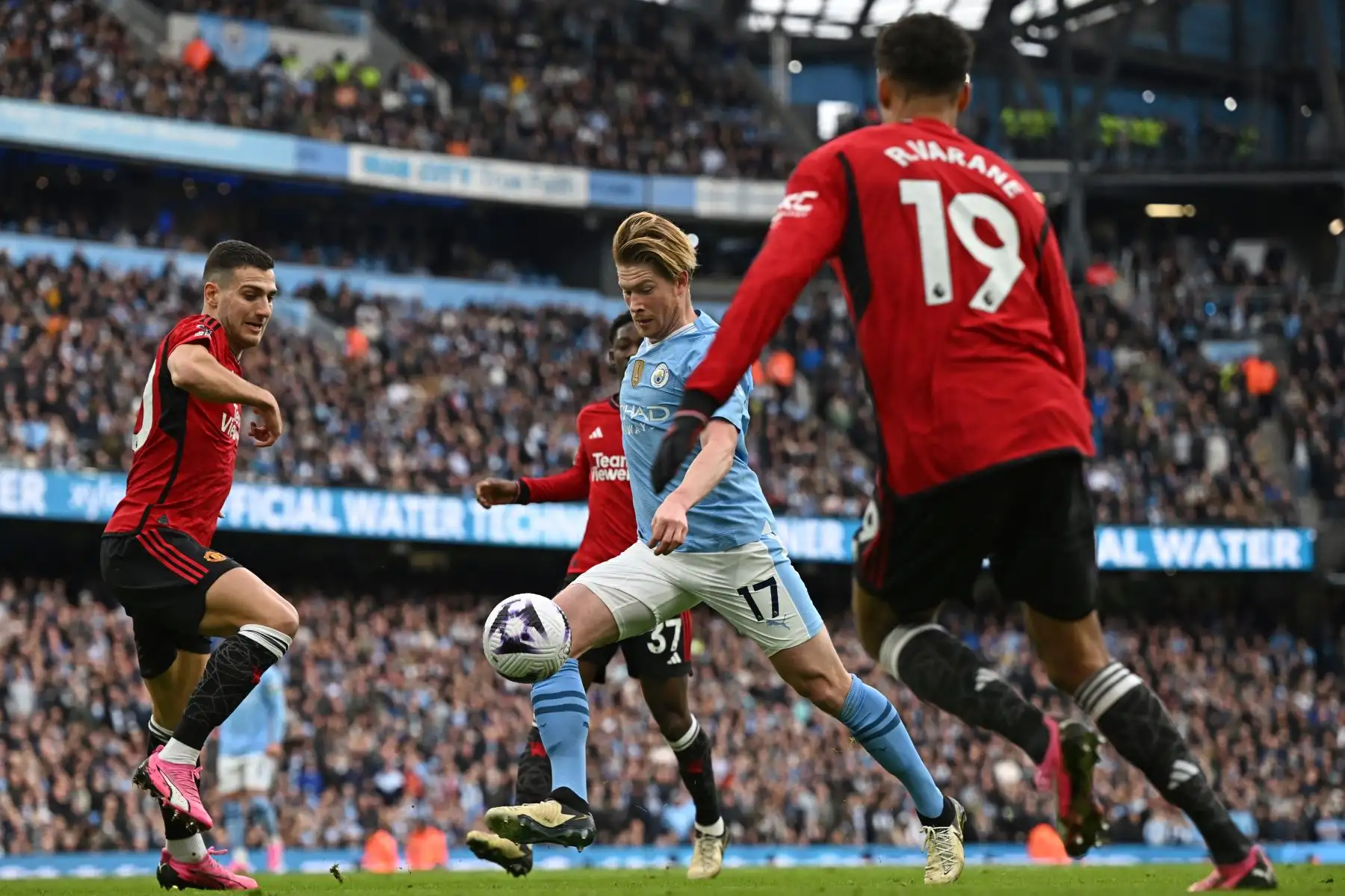 El centrocampista belga del Manchester City Kevin De Bruyne atraviesa la defensa del United durante el partido de fútbol de la Premier League inglesa entre Manchester City y Manchester United en el estadio Etihad de Manchester, noroeste de Inglaterra. Foto. ANDUINA/AFP