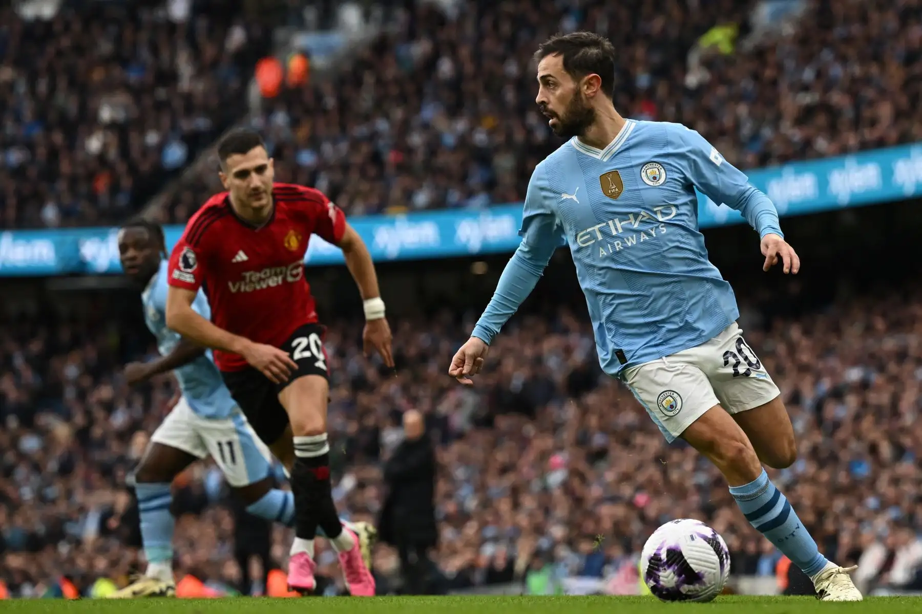 El centrocampista portugués del Manchester City Bernardo Silva  busca jugar un pase durante el partido de fútbol de la Premier League inglesa entre Manchester City y Manchester United en el estadio Etihad de Manchester, noroeste de Inglaterra. Foto: ANDINA/AFP