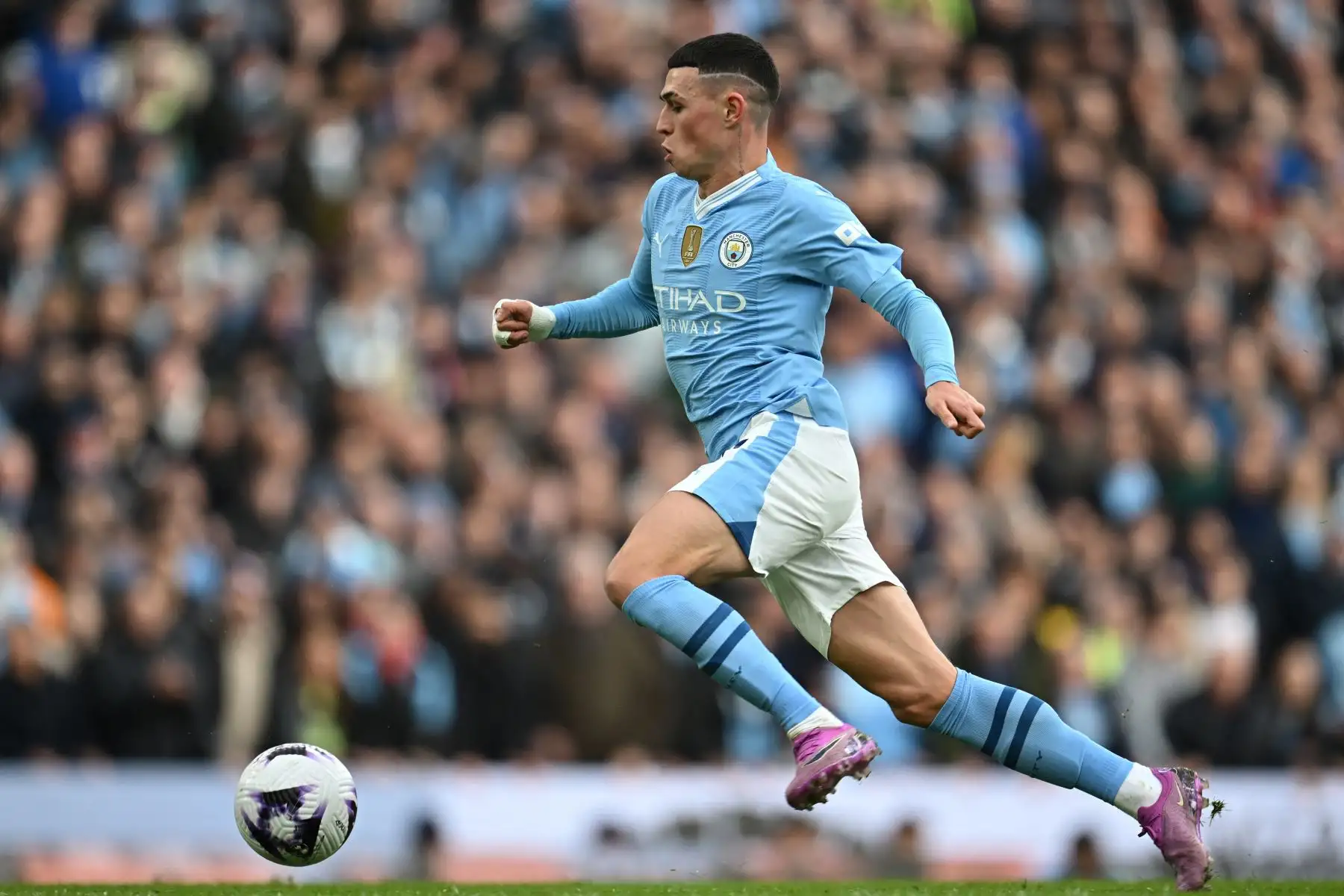 El centrocampista inglés del Manchester City Phil Foden corre con el balón durante el partido de fútbol de la Premier League inglesa entre Manchester City y Manchester United en el estadio Etihad de Manchester, noroeste de Inglaterra. Foto: ANDINA/AFP