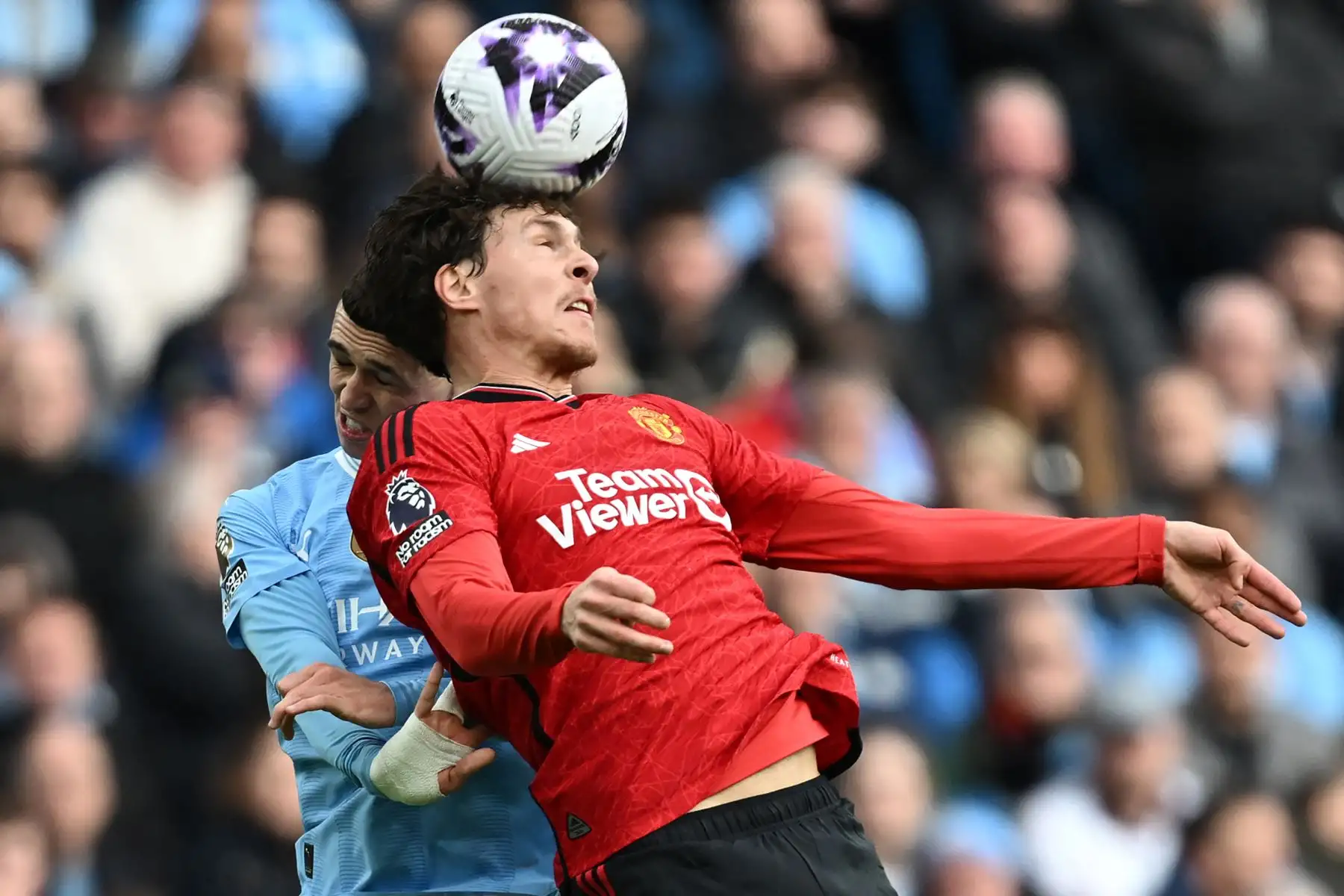 El centrocampista inglés del Manchester City Phil Foden  compite con el defensor sueco del Manchester United Victor Lindelof  durante el partido de fútbol de la Premier League inglesa entre Manchester City y Manchester United en el Etihad Stadium de Manchester, noroeste de Inglaterra. Foto: ANDINA/AFP