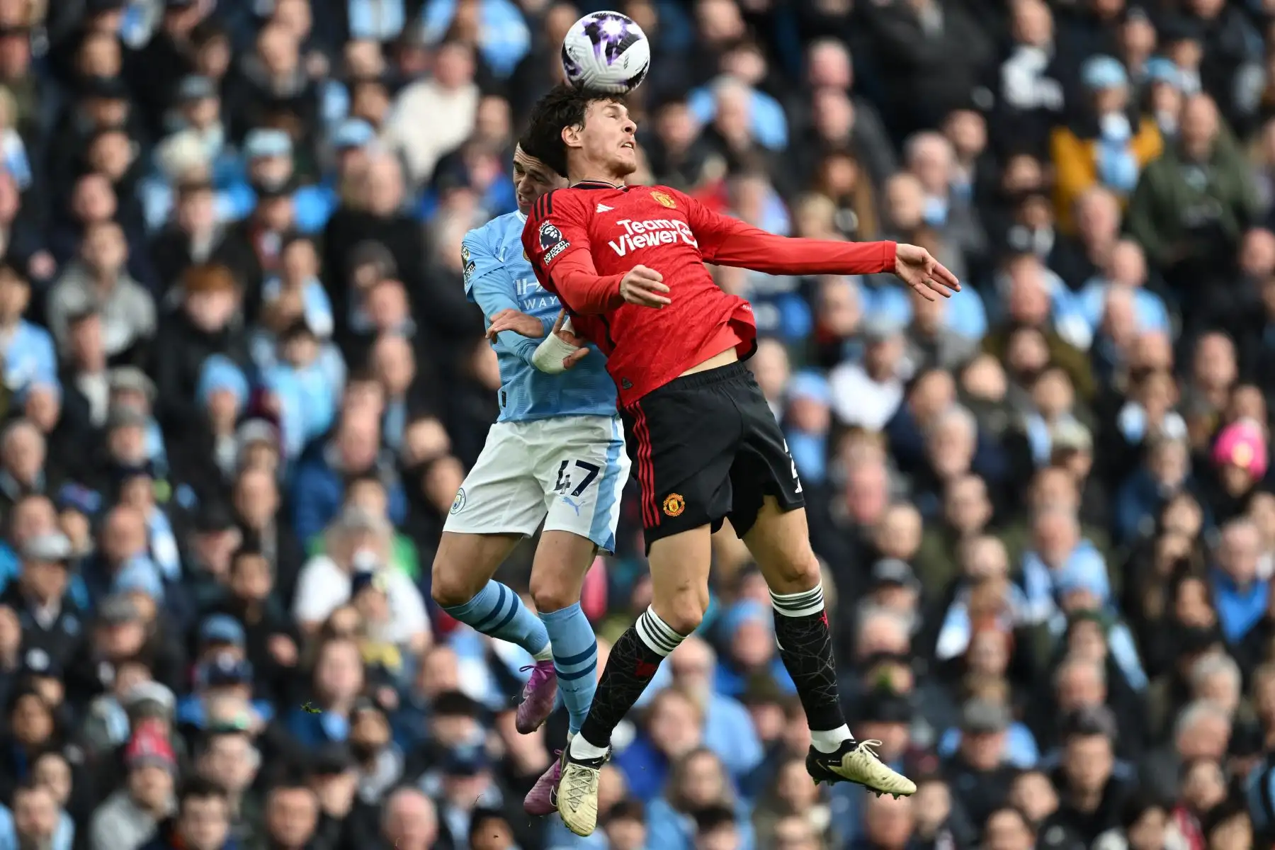 El centrocampista inglés del Manchester City  Phil Foden  compite con el defensor sueco del Manchester United  Victor Lindelof  durante el partido de fútbol de la Premier League inglesa entre Manchester City y Manchester United en el Etihad Stadium de Manchester, noroeste de Inglaterra. Foto: ANDINA/AFP