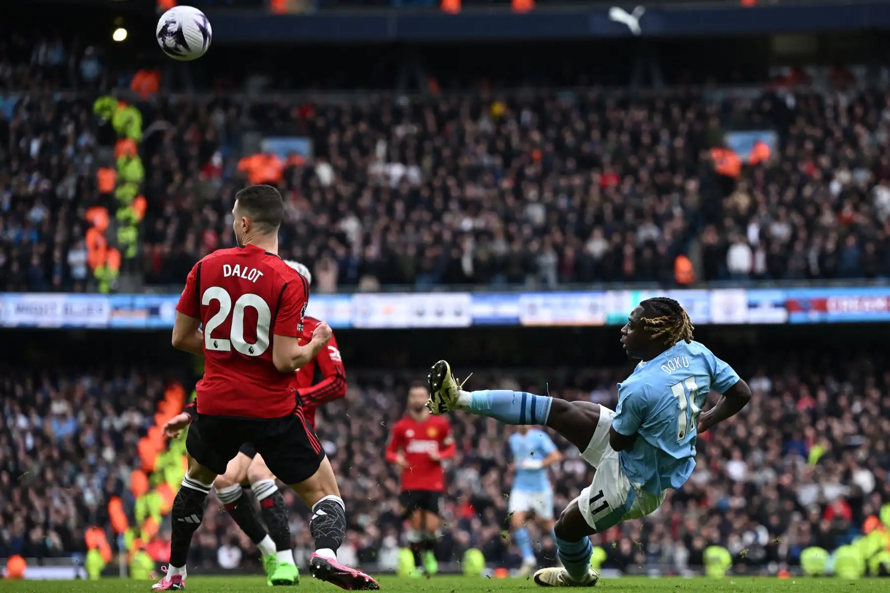 El centrocampista belga  del Manchester City Jeremy Doku se resbala durante el partido de fútbol de la Premier League inglesa entre Manchester City y Manchester United en el estadio Etihad de Manchester, noroeste de Inglaterra. Foto: ANDINA/AFP