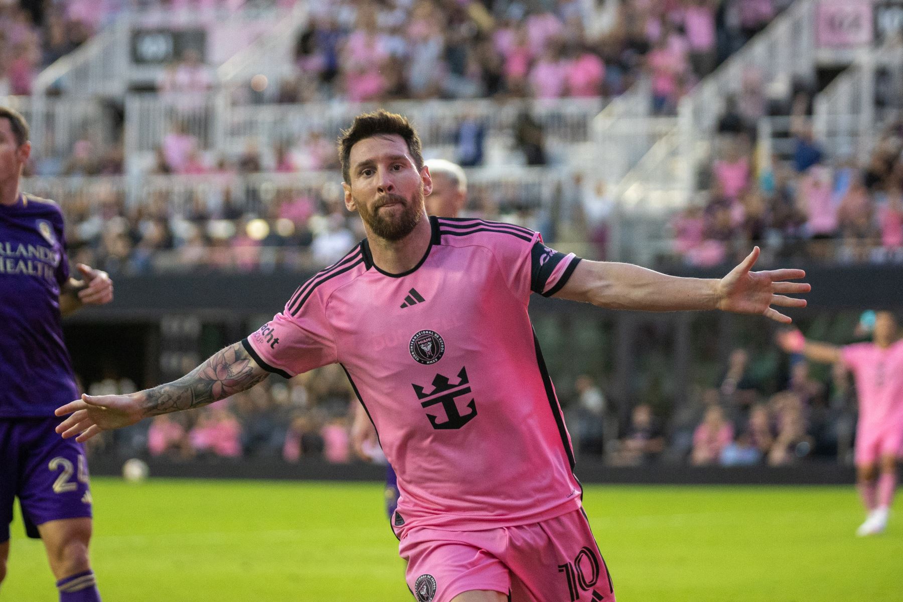 El delantero argentino del Inter Miami, Lionel Messi, celebra después de anotar su segundo gol durante el partido de fútbol de la MLS entre Orlando City y el Inter Miami FC en el Chase Stadium de Fort Lauderdale, Florida. 
Foto: ANDINA/AFP