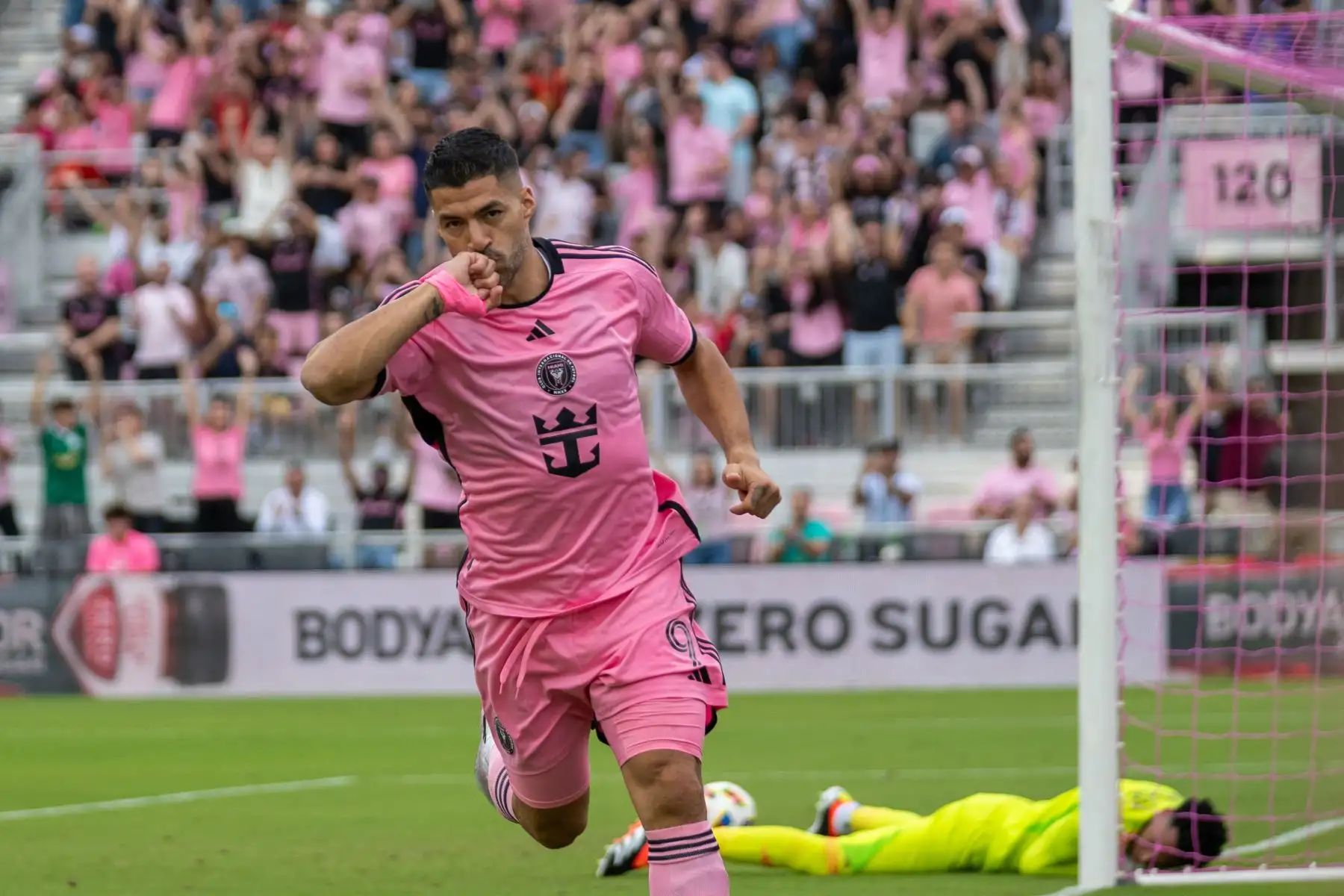 El delantero uruguayo del Inter Miami, Luis Suárez, celebra tras anotar durante el partido de fútbol de la MLS entre Orlando City y el Inter Miami FC en el Chase Stadium de Fort Lauderdale, Florida. Foto: ANDINA/AFP