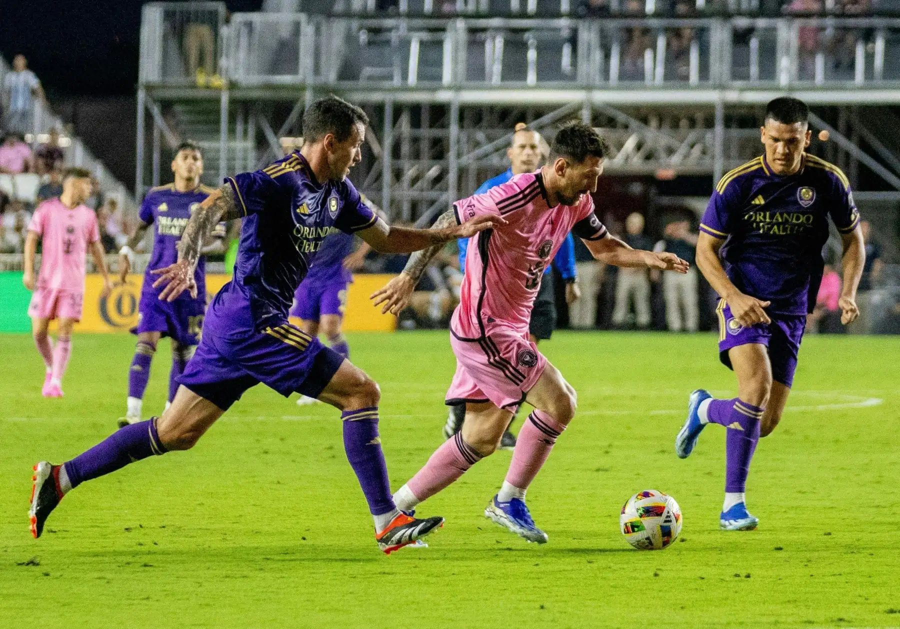 El delantero argentino del Inter Miami, Lionel Messi, controla el balón durante el partido de fútbol de la MLS entre Orlando City y el Inter Miami FC en el Chase Stadium de Fort Lauderdale, Florida. Foto: ANDINA/AFP