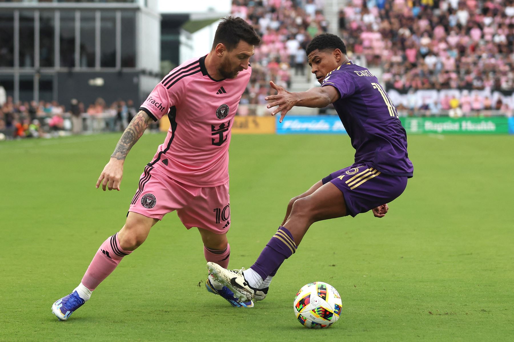 Lionel Messi  de Inter Miami CF lucha contra Wilder Cartagena de Orlando City SC durante la primera mitad en el Chase Stadium en Fort Lauderdale, Florida. Foto: ANDINA/AFP
