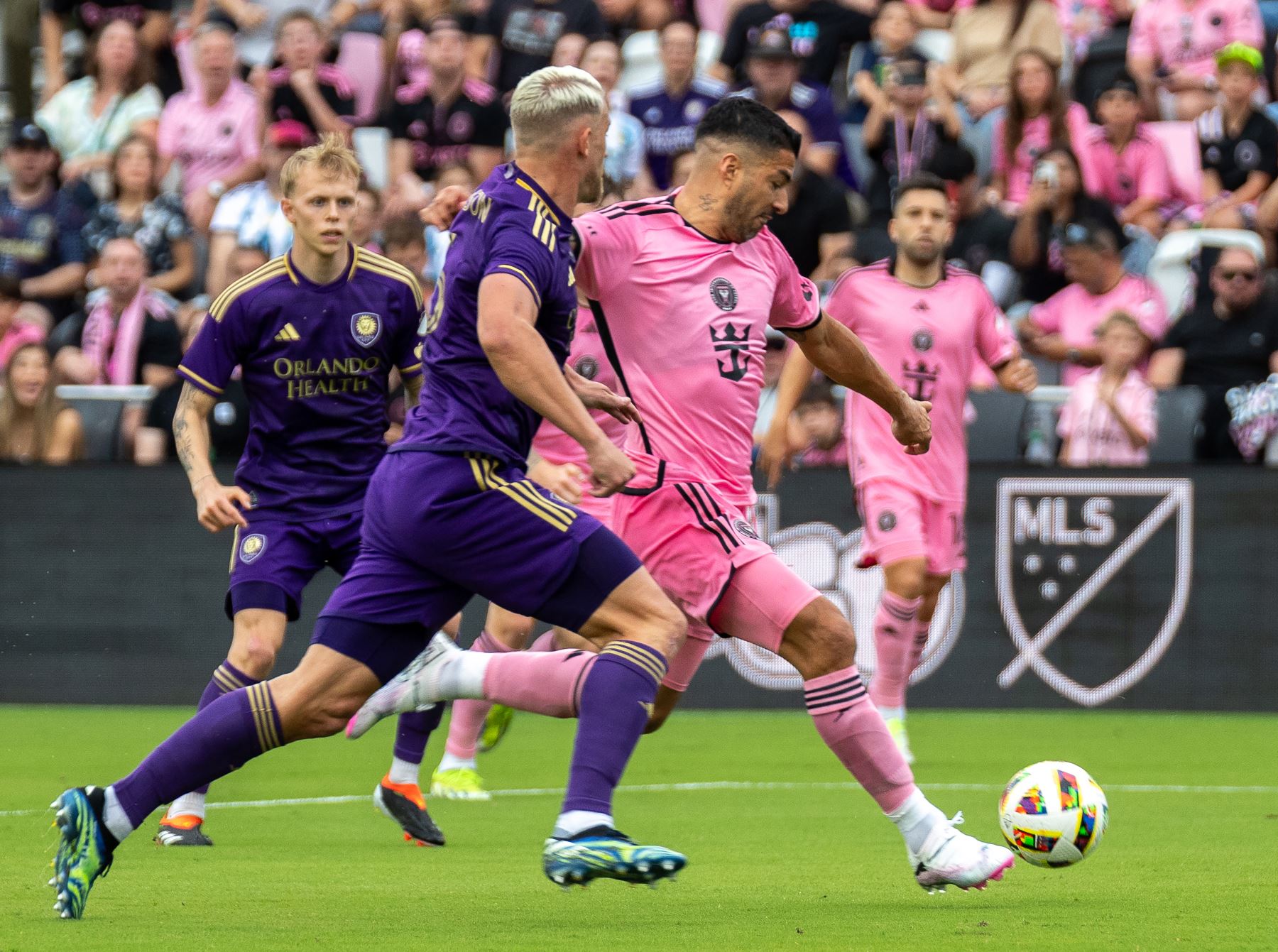 El delantero uruguayo del Inter Miami Luis Suárez controla el balón durante el partido de fútbol de la MLS entre Orlando City y el Inter Miami FC en el Chase Stadium de Fort Lauderdale, Florida. Foto: ANDINA/AFP