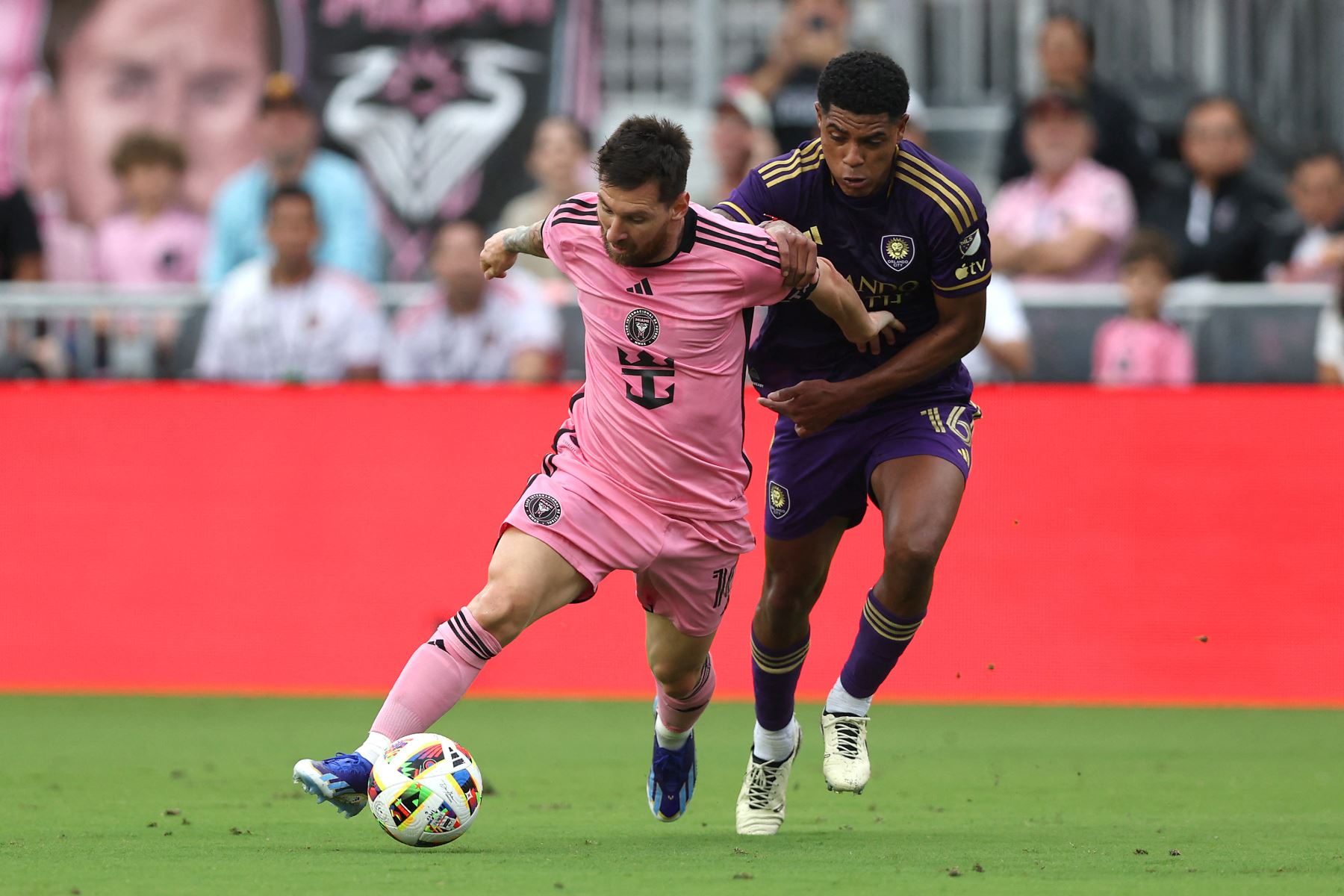 Lionel Messi de Inter Miami CF lucha contra Wilder Cartagena  de Orlando City SC durante la primera mitad en el Chase Stadium en Fort Lauderdale, Florida. Foto. ANDINA/AFP