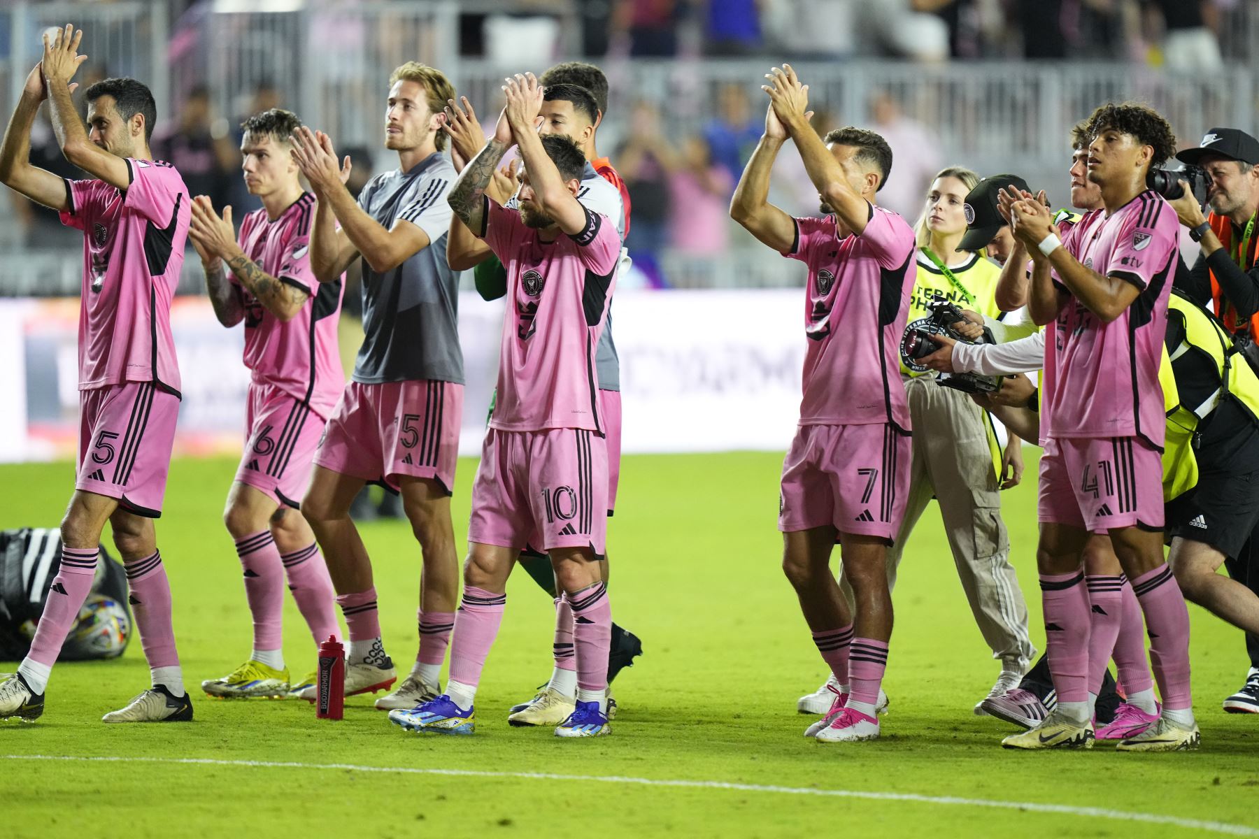 Lionel Messi del Inter Miami CF aplaude a los fanáticos después de derrotar al Orlando City SC 5-0 en el Chase Stadium  en Fort Lauderdale, Florida. 
Foto: ANDINA/AFP