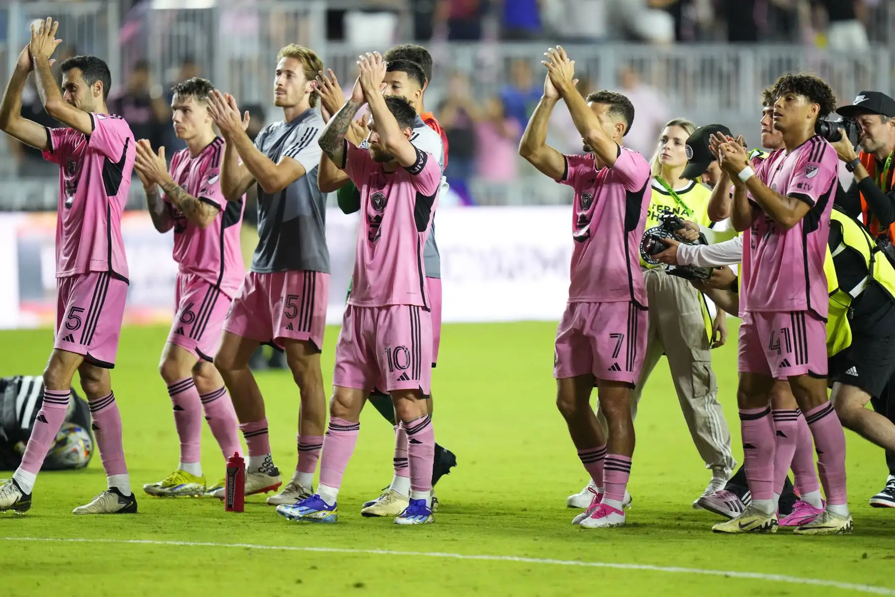 Lionel Messi del Inter Miami CF aplaude a los fanáticos después de derrotar al Orlando City SC 5-0 en el Chase Stadium  en Fort Lauderdale, Florida. 
Foto: ANDINA/AFP