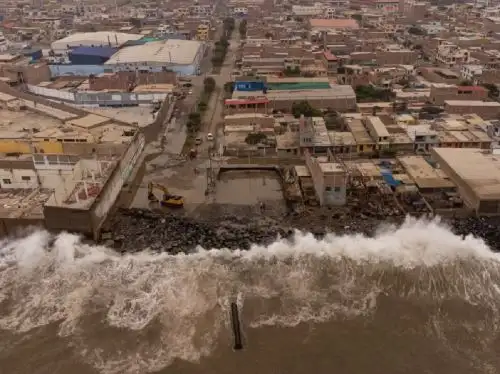 Municipalidad Provincial del Santa ejecuta una obra de enrocado para proteger a la población de Chimbote de los oleajes anómalos.