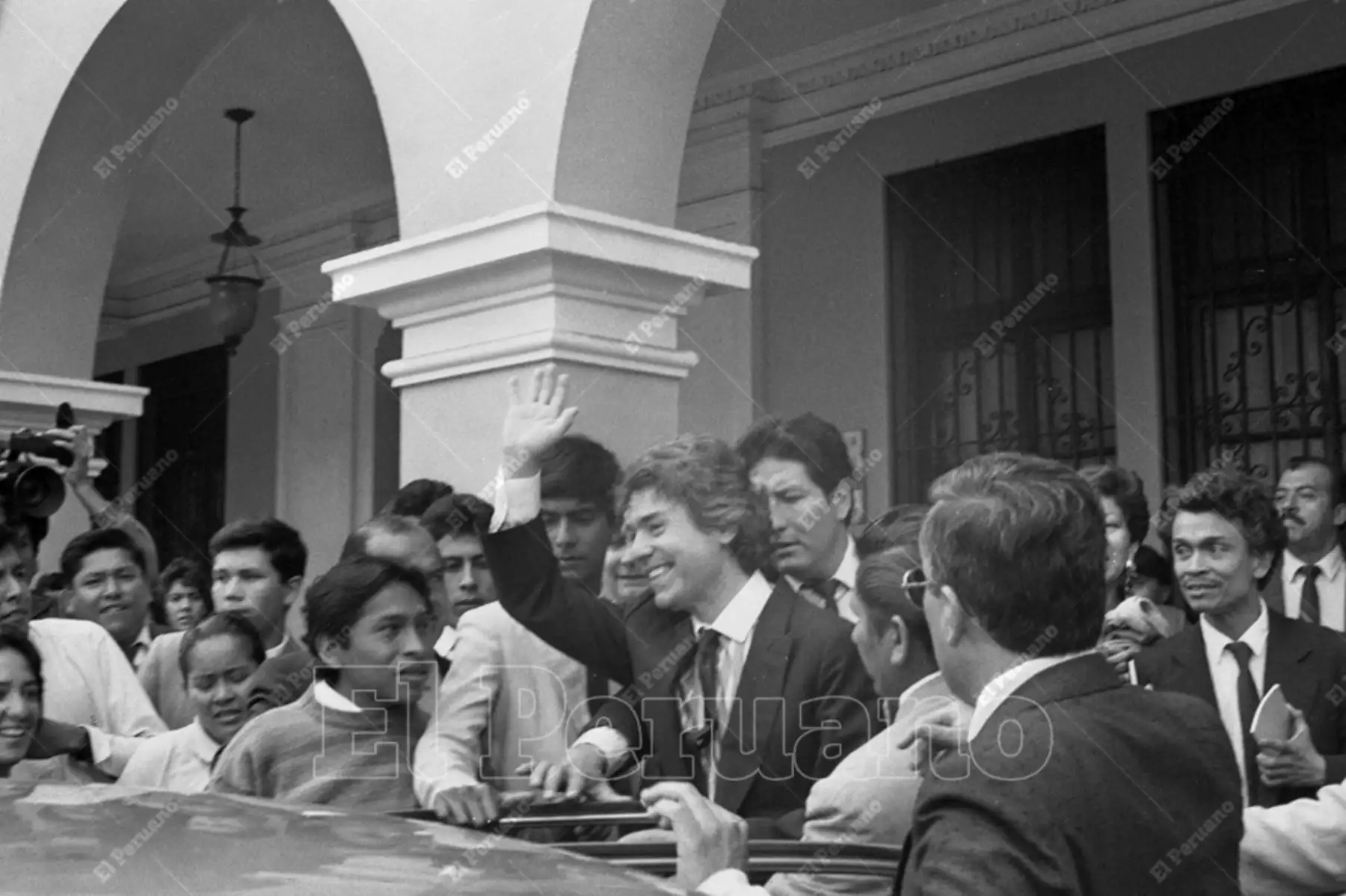 Lima - 29 noviembre 1990 / El Cantante español Raphael saluda a sus fans luego de recibir la distinción de "Ilustre visitante de la Ciudad de Lima". Foto: Archivo Histórico de El Peruano / Pedro Arroyo