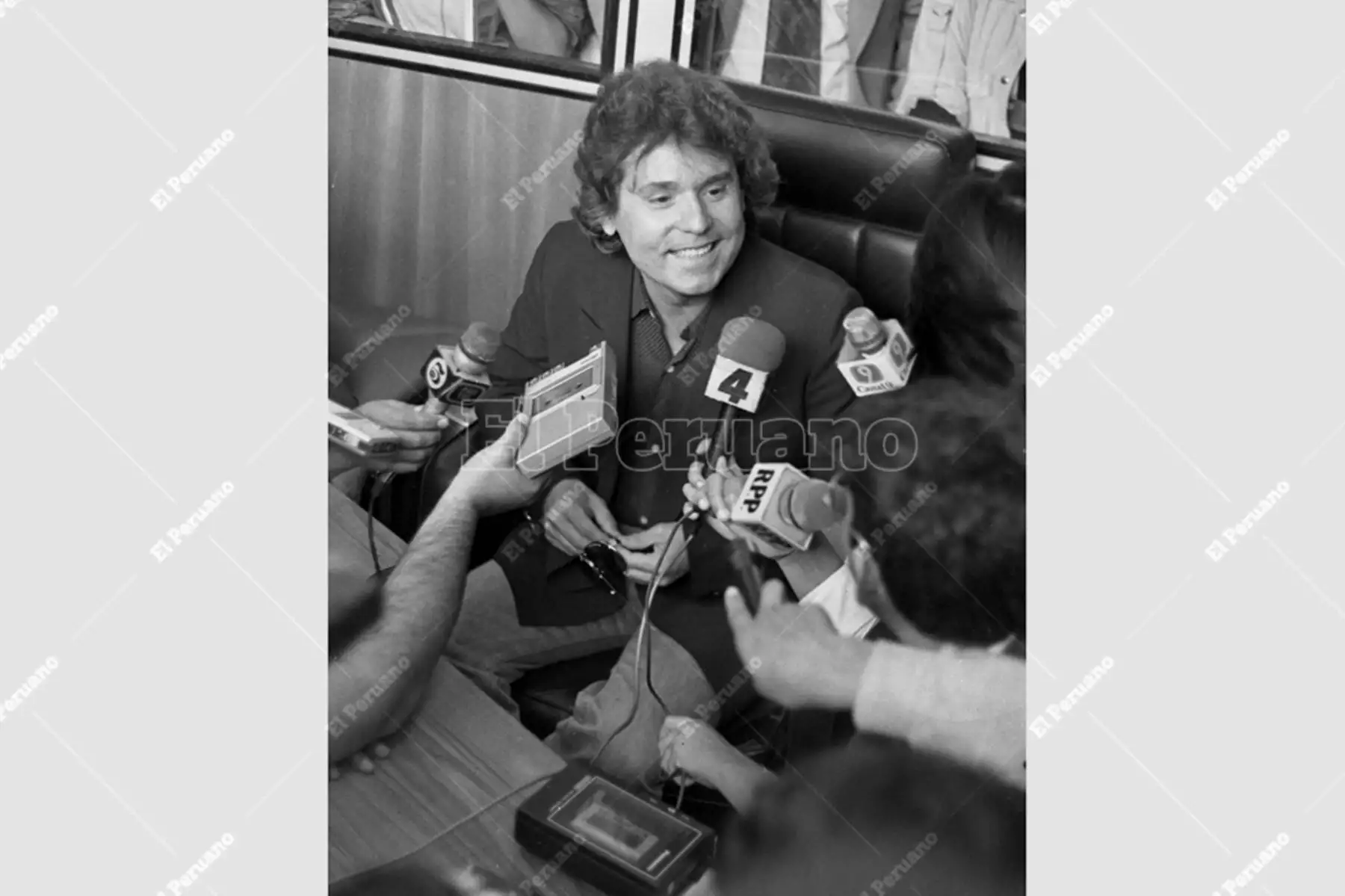 Callao - 5 junio 1984 / Raphael, "El niño de Linares", llegó al Perú y participará en el tributo a Chabuca Granda a quien le cantará el tema "Chabuca limeña". Foto: Archivo Histórico de El Peruano / Bernardo Torres
