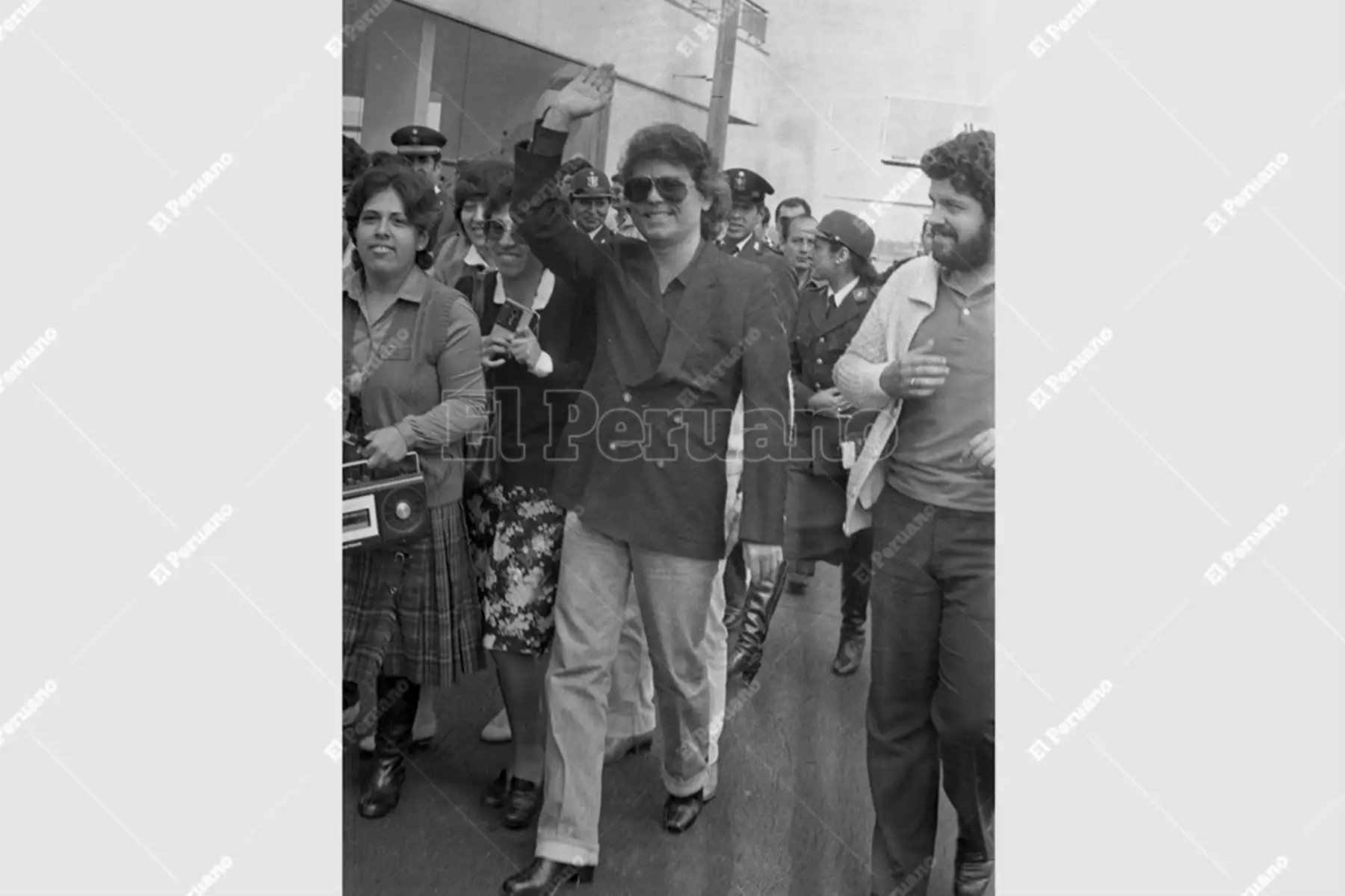 Callao - 5 junio 1984 / Raphael, "El niño de Linares", llegó al Perú y participará en el tributo a Chabuca Granda a quien le cantará el tema "Chabuca limeña". Foto: Archivo Histórico de El Peruano / Bernardo Torres