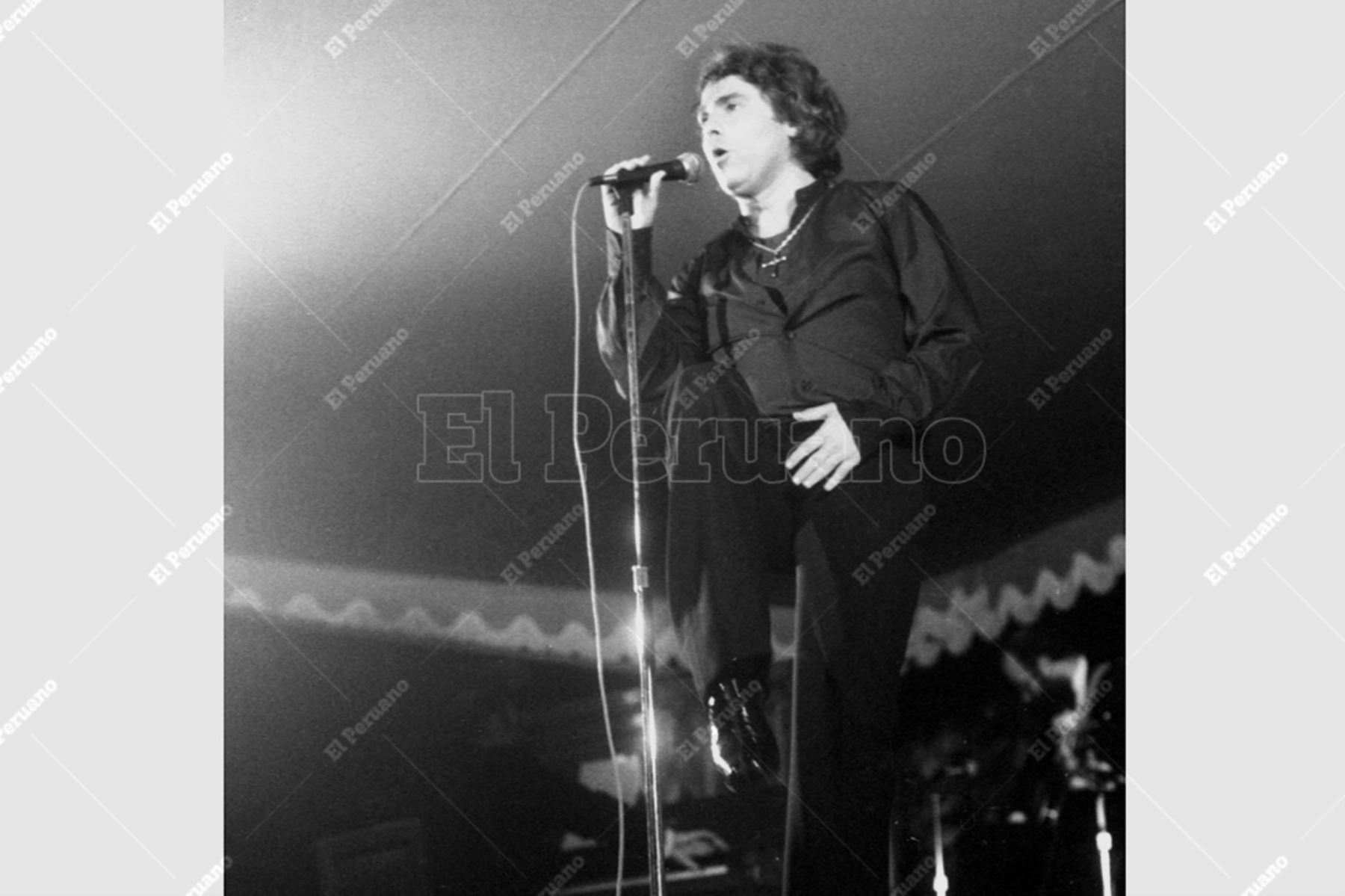 Lima - 3 octubre 1981 / El cantante español Raphael brindó más de 30 canciones en su concierto en el Country Club. Foto: Archivo Histórico de El Peruano / Pavel Marrul