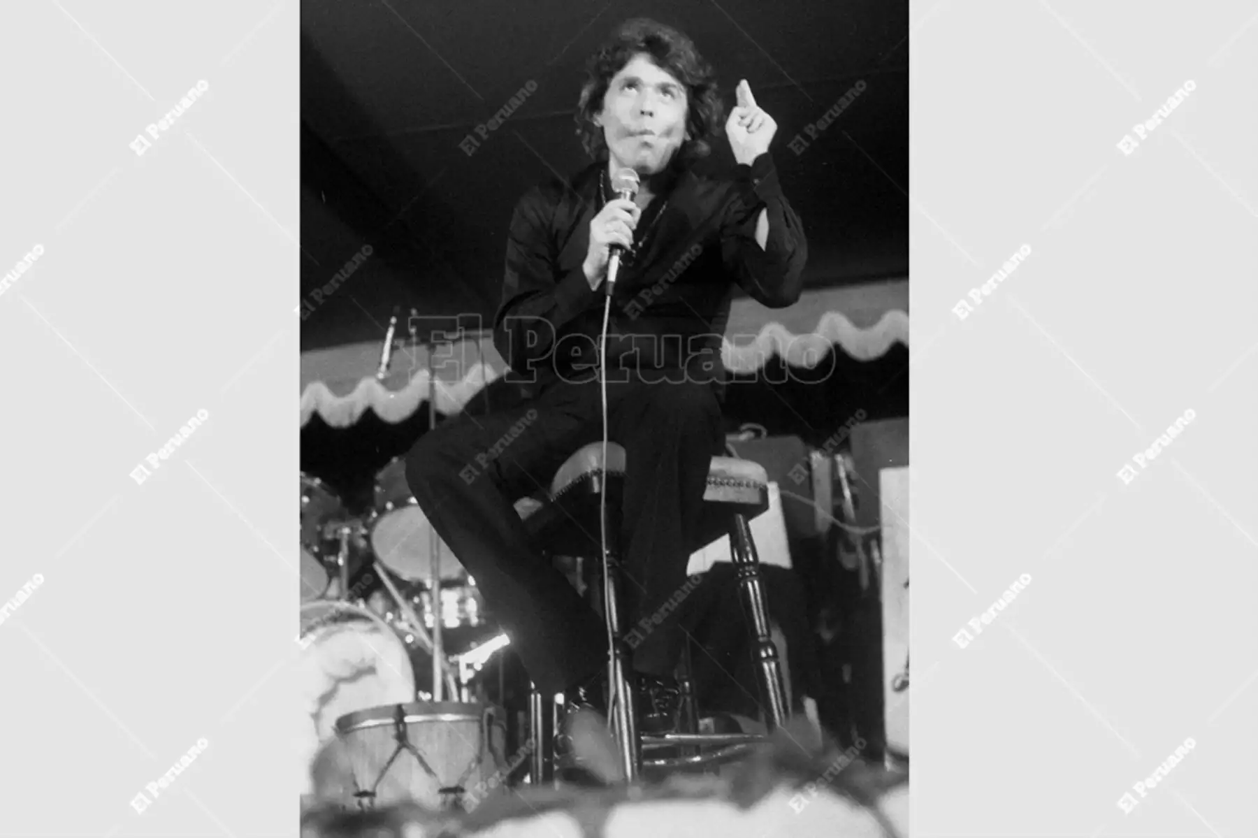 Lima - 3 octubre 1981 / El cantante español Raphael brindó más de 30 canciones en su concierto en el Country Club. Foto: Archivo Histórico de El Peruano / Pavel Marrul