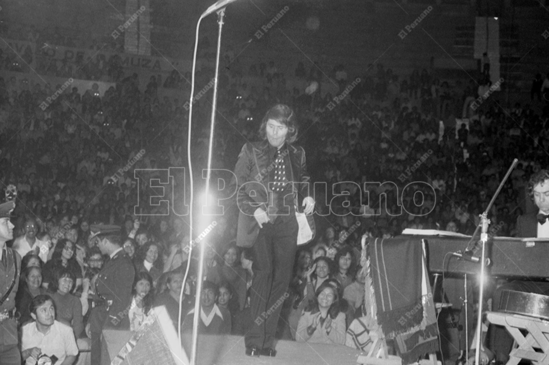 Lima - 18 junio 1976 / Concierto del cantante español Raphael en el coliseo Amauta. Foto: Archivo Histórico de El Peruano / Máximo Miralles