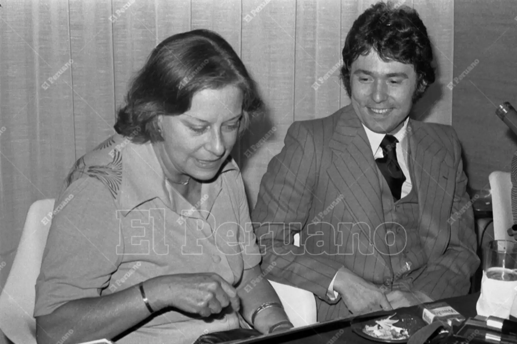 Lima - 9 abril 1977 / Chabuca Grande saluda a Raphael en la conferencia de prensa del cantante español en Lima. Foto: Archivo Histórico de El Peruano / Alejandro Aguirre