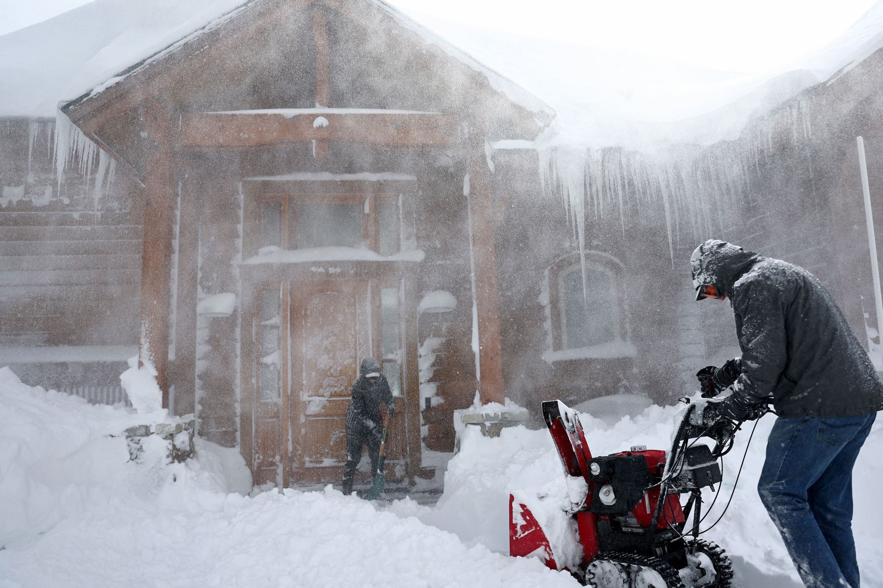 Los residentes limpian la nieve frente a su casa en Donner Pass Road durante una poderosa tormenta invernal de varios días en las montañas de Sierra Nevada, que está aumentando la capa de nieve en California.
Foto: AFP