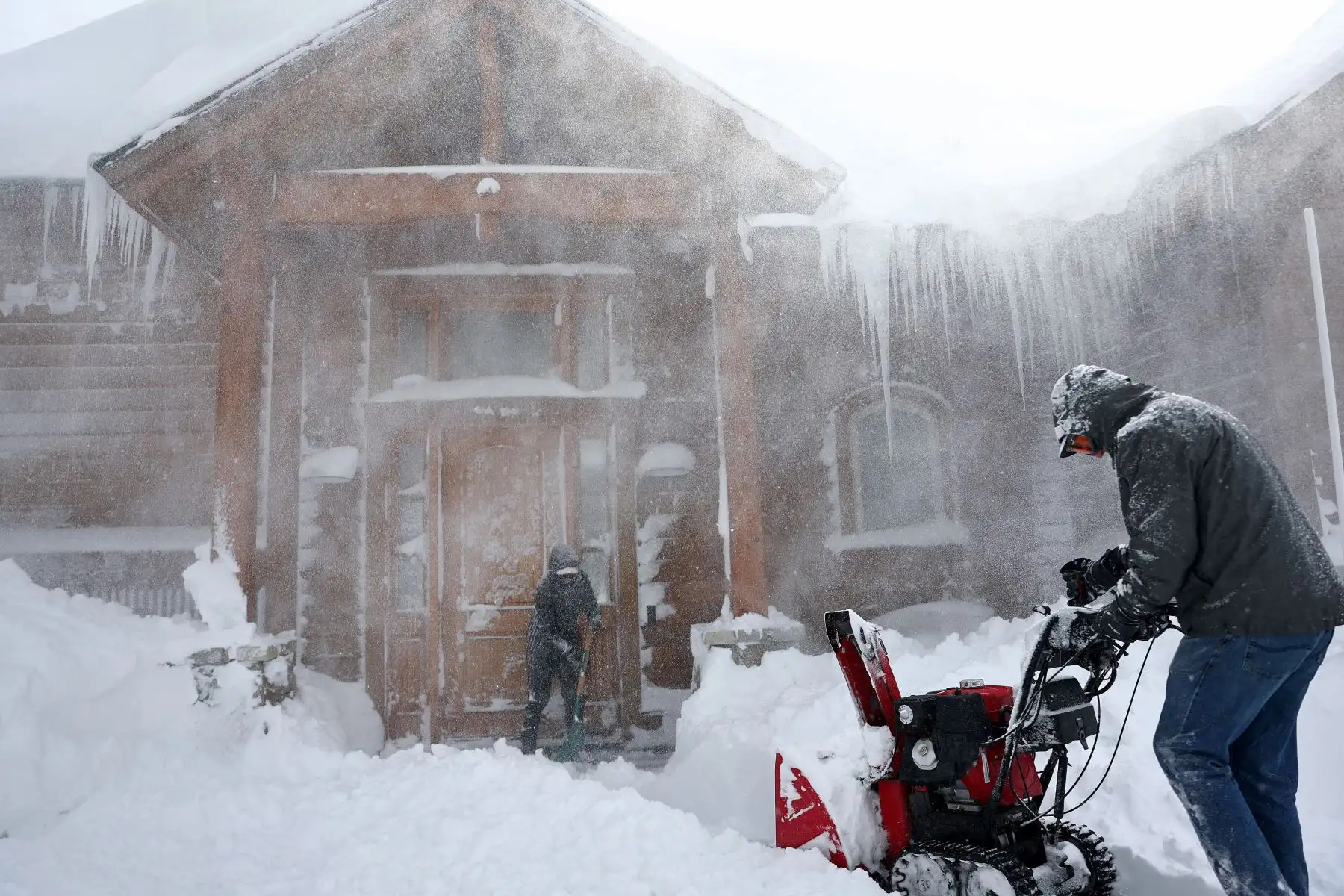Los residentes limpian la nieve frente a su casa en Donner Pass Road durante una poderosa tormenta invernal de varios días en las montañas de Sierra Nevada, que está aumentando la capa de nieve en California.
Foto: AFP