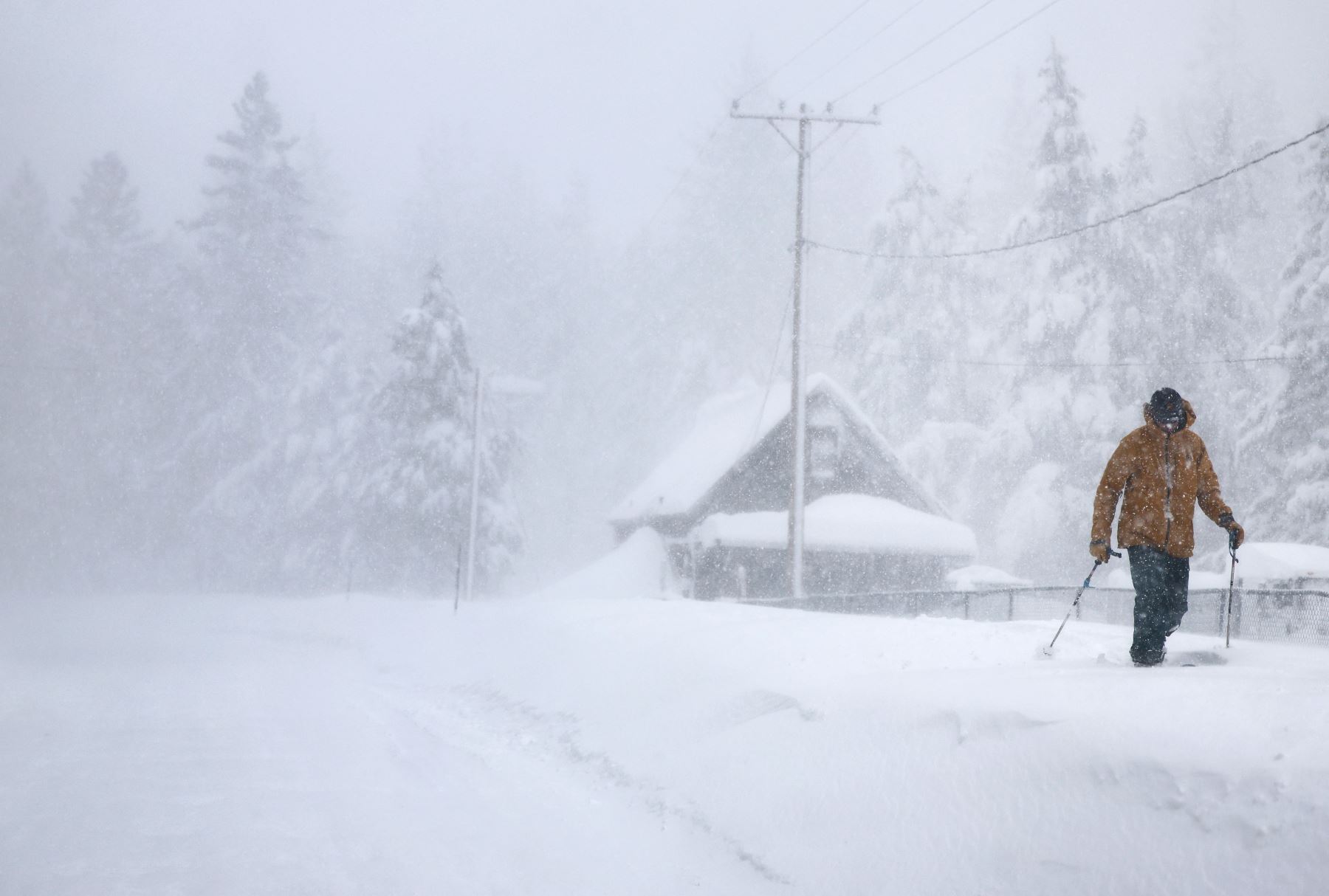 Una persona practica esquí de fondo en el costado de Donner Pass Road durante una poderosa tormenta invernal de varios días en las montañas de Sierra Nevada,  en Truckee, California. 
Foto: AFP