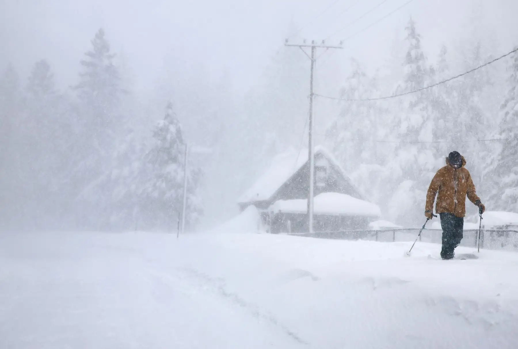 Una persona practica esquí de fondo en el costado de Donner Pass Road durante una poderosa tormenta invernal de varios días en las montañas de Sierra Nevada,  en Truckee, California. 
Foto: AFP