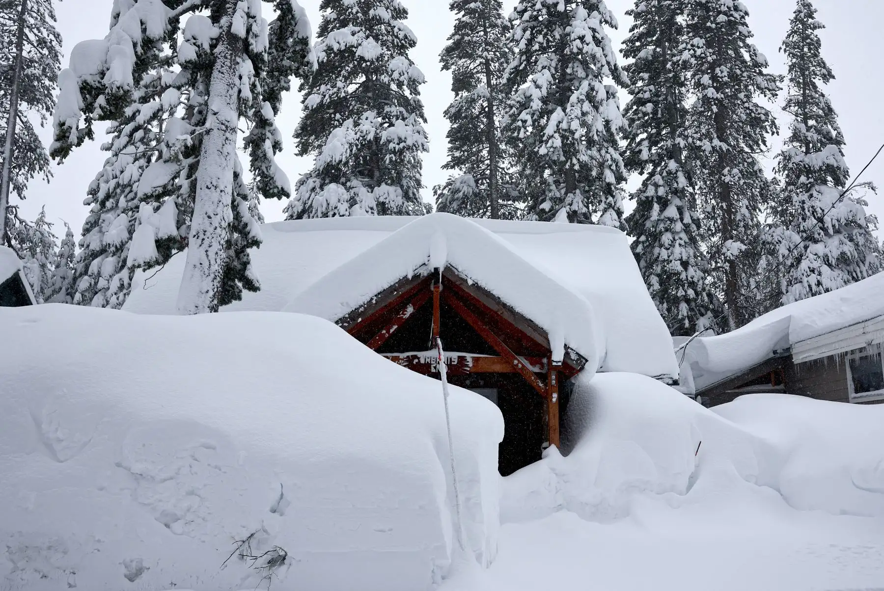 Las casas están cubiertas de nieve durante una poderosa tormenta invernal de varios días en las montañas de Sierra Nevada, que está aumentando la capa de nieve,  en Truckee, California. 
Foto: AFP