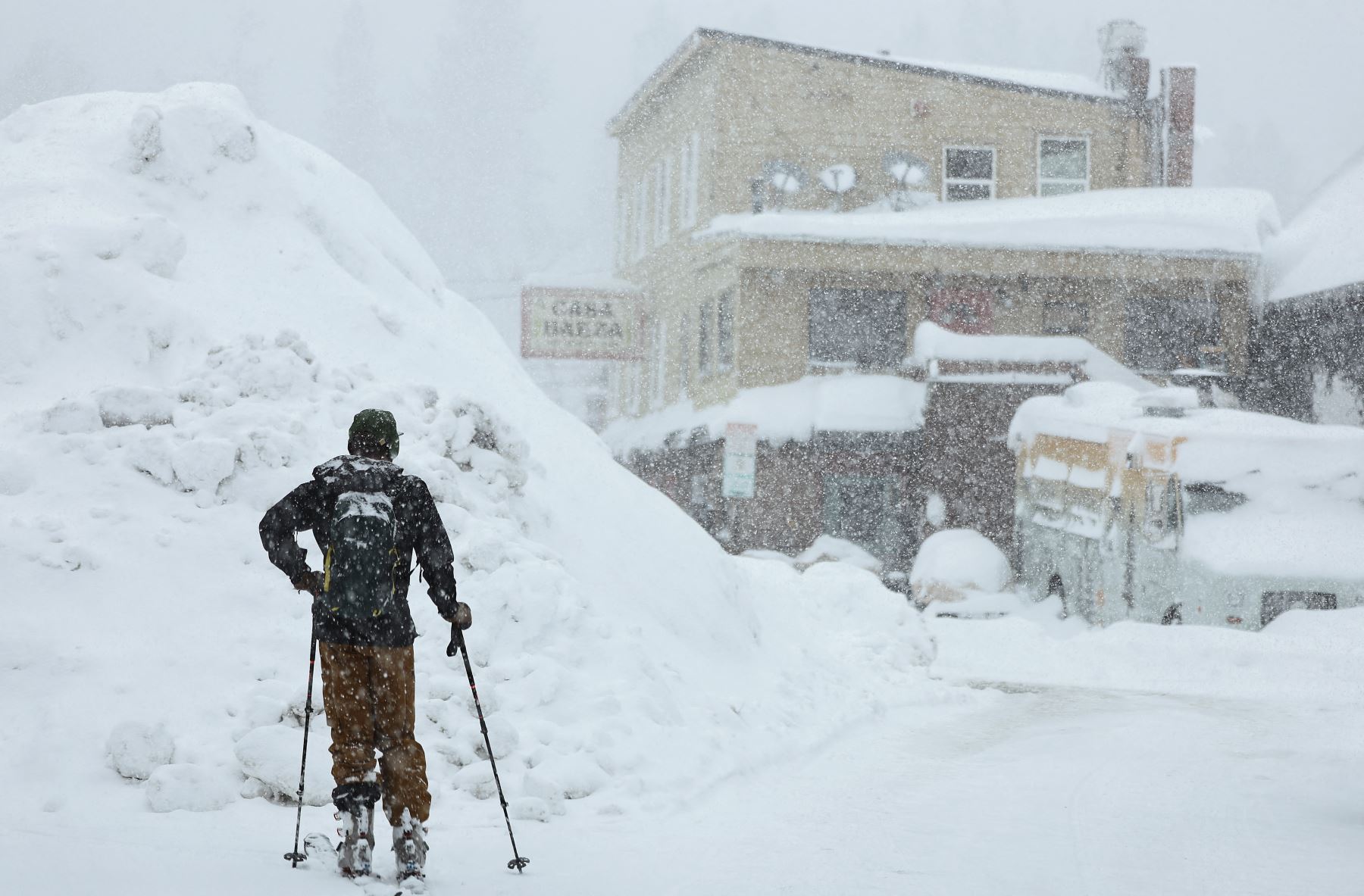 Una persona usa esquís en el centro mientras la nieve continúa cayendo durante una poderosa tormenta invernal de varios días en las montañas de Sierra Nevada, en Truckee, California. 
Foto: AFP