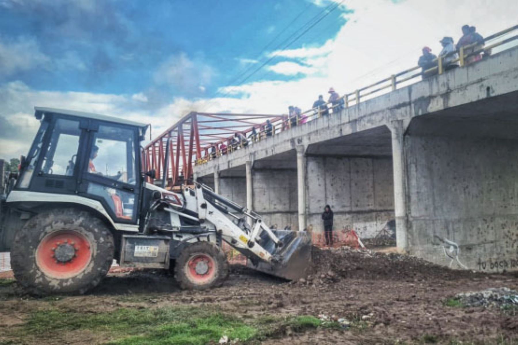 Con apoyo de maquinaria pesada se trabaja en la rehabilitación de la infraestructura vial afectada por las intensas lluvias. Foto: ANDINA/MTC