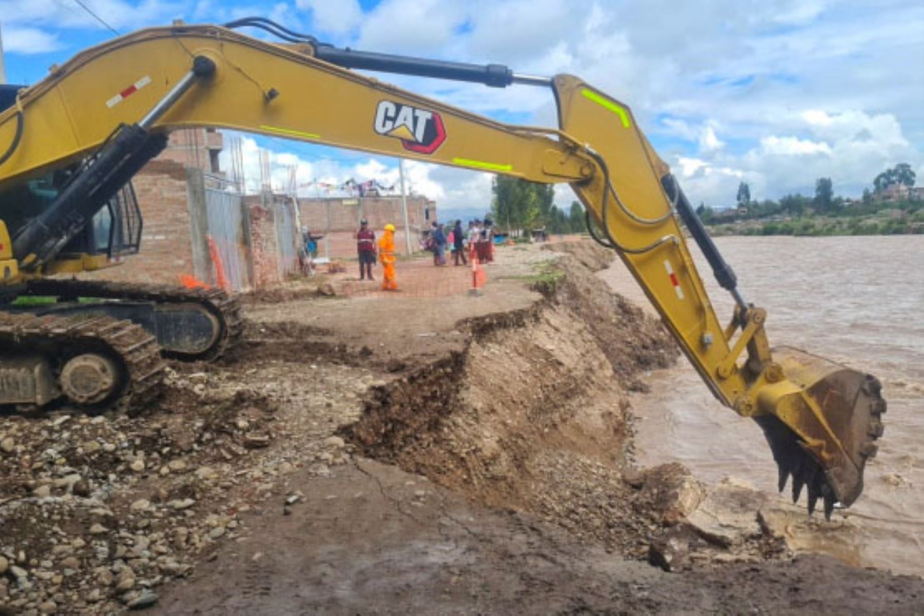 Con apoyo de maquinaria pesada se trabaja en la rehabilitación de la infraestructura vial afectada por las intensas lluvias. Foto: ANDINA/MTC