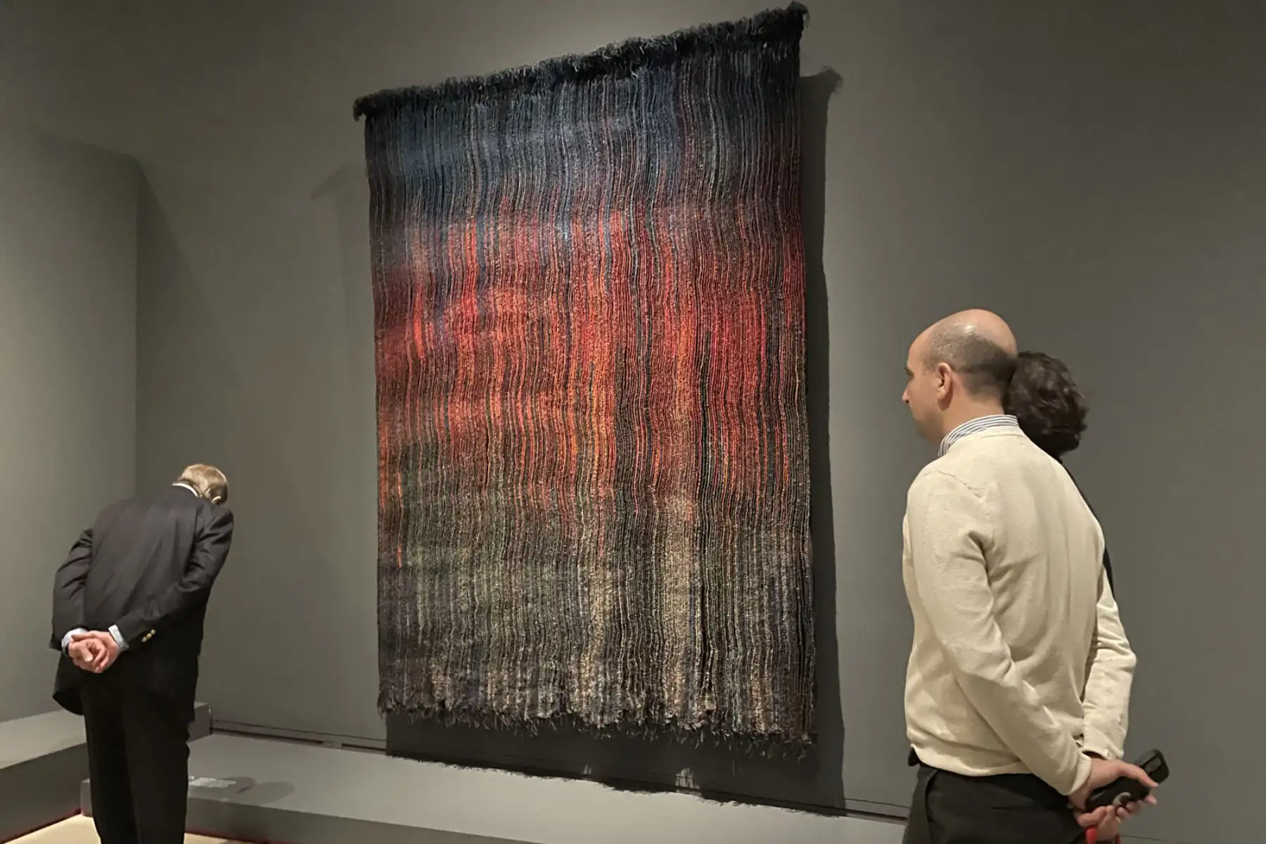 El Museo Metropolitano de Arte de Nueva York (MET) inauguró este lunes una nueva exposición que muestra que las artistas Anni Albers, Sheila Hicks, Lenore Tawney y Olga de Amaral usaron los textiles de los Andes como modelo para hacer arte abstracto, basándose tanto en la cuadrícula como en las técnicas de la trama y el urdimbre que usaban los tejedores de la cordillera. Foto: EFE