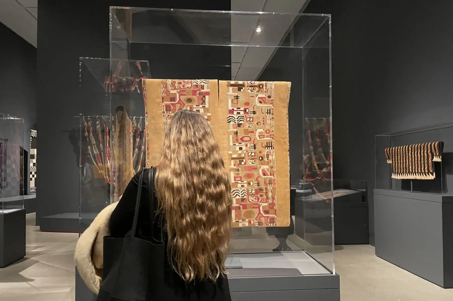 El Museo Metropolitano de Arte de Nueva York (MET) inauguró este lunes una nueva exposición que muestra que las artistas Anni Albers, Sheila Hicks, Lenore Tawney y Olga de Amaral usaron los textiles de los Andes como modelo para hacer arte abstracto, basándose tanto en la cuadrícula como en las técnicas de la trama y el urdimbre que usaban los tejedores de la cordillera. Foto: EFE