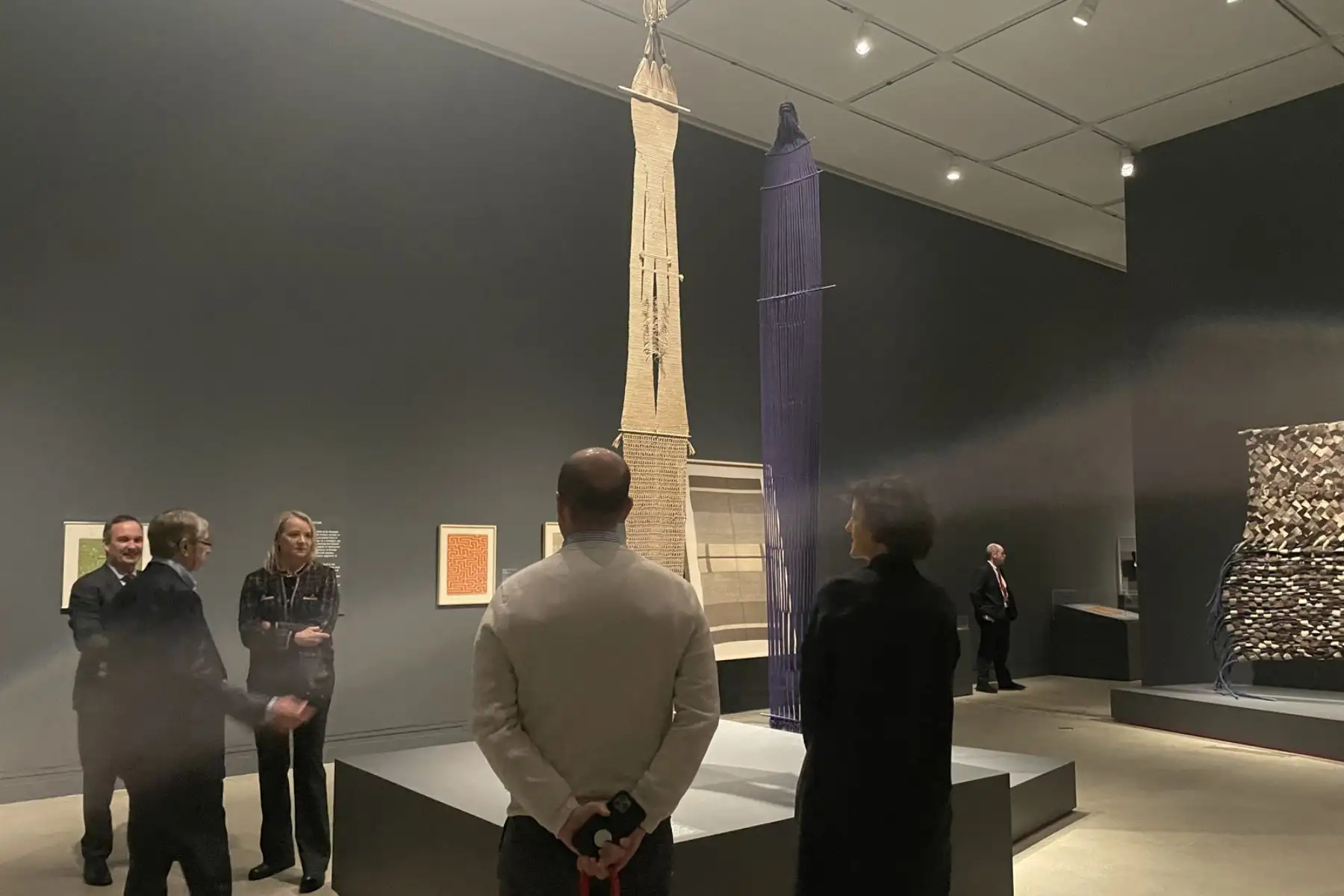 El Museo Metropolitano de Arte de Nueva York (MET) inauguró este lunes una nueva exposición que muestra que las artistas Anni Albers, Sheila Hicks, Lenore Tawney y Olga de Amaral usaron los textiles de los Andes como modelo para hacer arte abstracto, basándose tanto en la cuadrícula como en las técnicas de la trama y el urdimbre que usaban los tejedores de la cordillera. Foto: EFE
