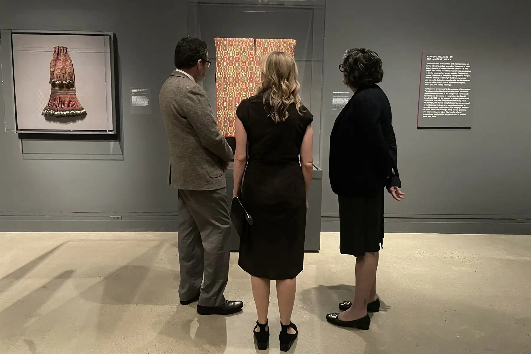 Personas visitan la exposición 